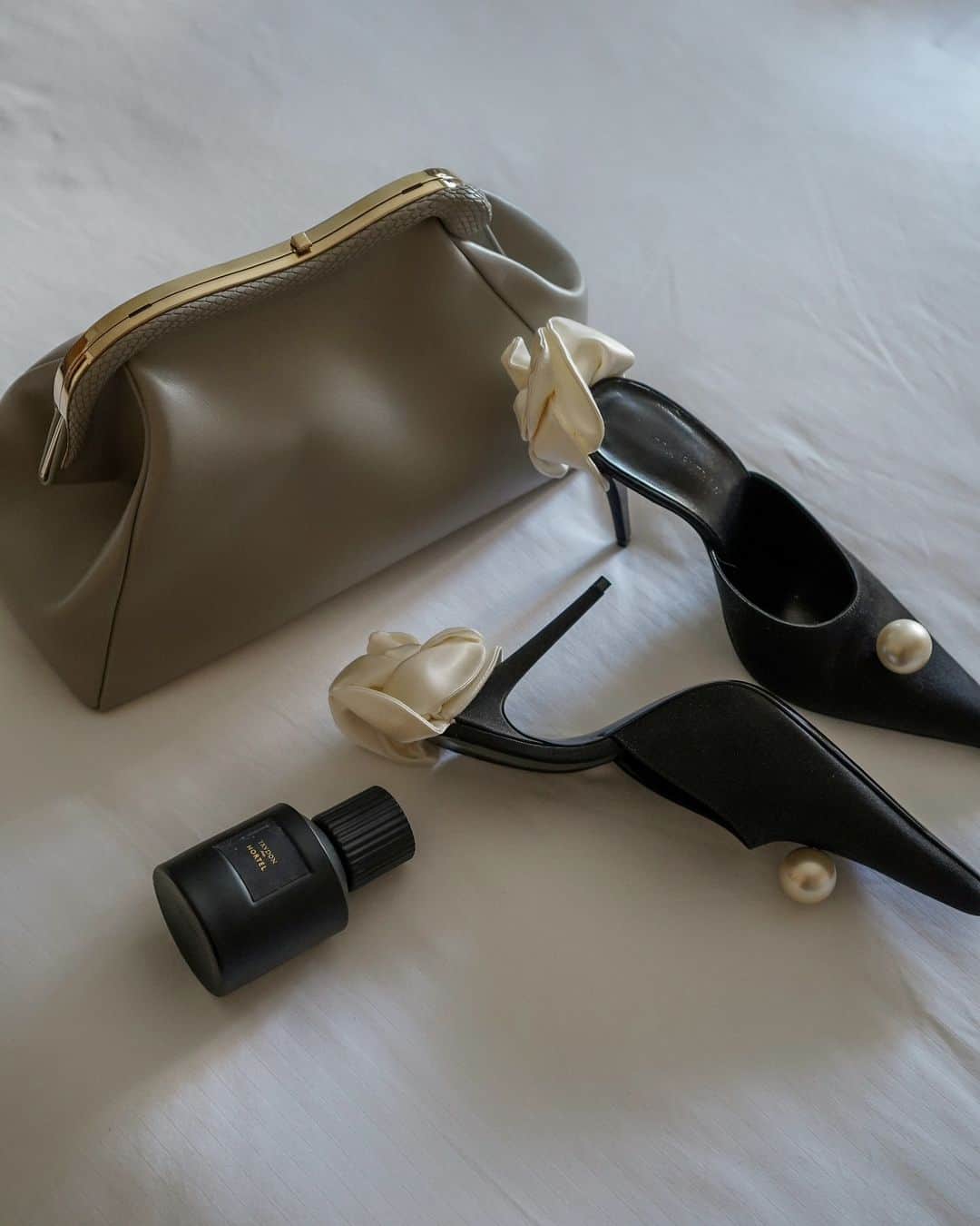 のインスタグラム：「Wedding guest deets 🖤🤍🖤」