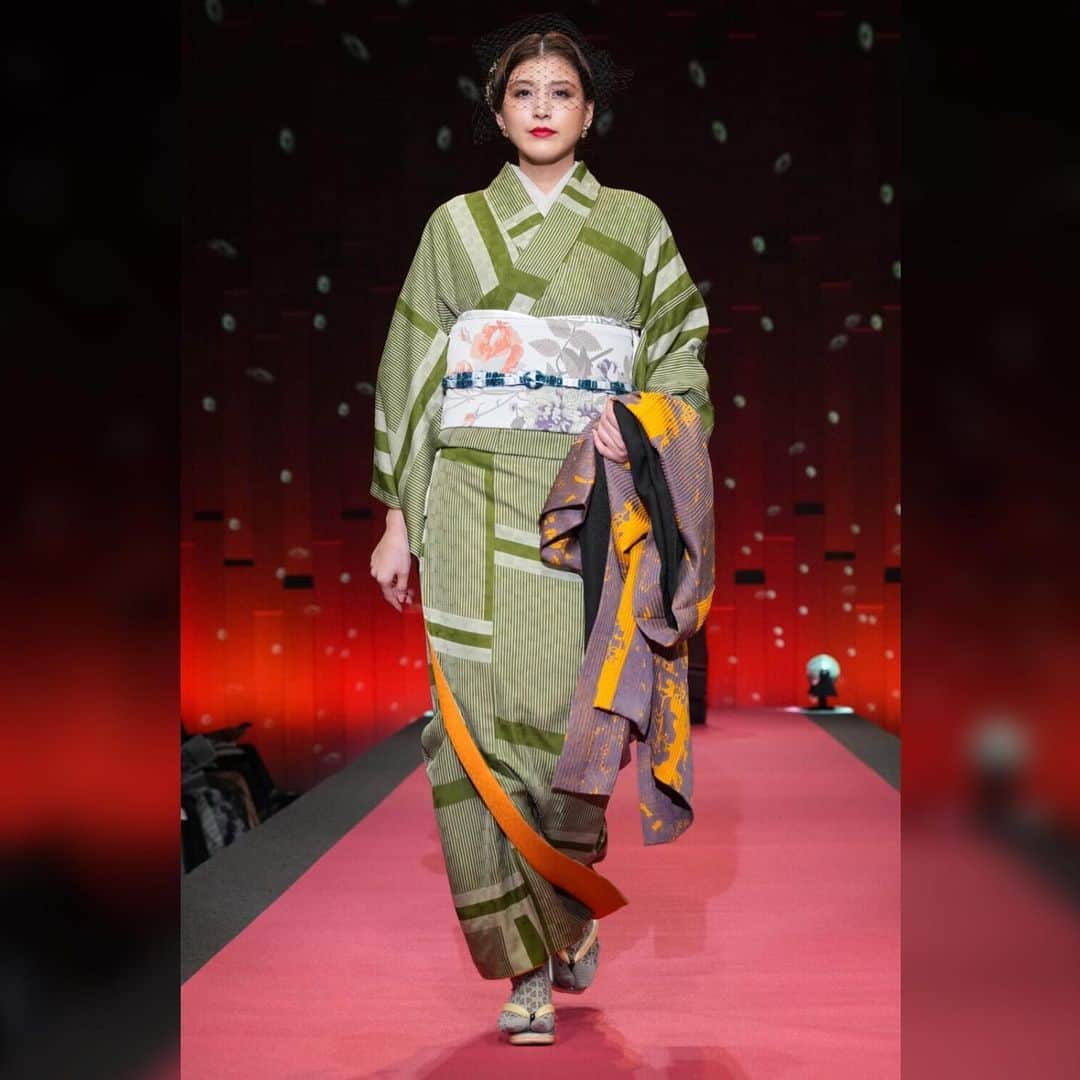 源崎トモエさんのインスタグラム写真 - (源崎トモエInstagram)「TOKYO KIMONO COLLECTION 2023  @saitojotaro   今回のテーマは『Party』  レッドカーペットを敷いて セレブ気分で歩くという演出👠  お着物の上にお着物を羽織るという斬新な演出もカッコよくて素敵だったな🥺🩵  そして、着物はもちろんのこと、ヘアメイクも素敵過ぎて 私自身もすごくテンションが上がるshowでした🫶  今回もとっても楽しかったです☺️🫶  #jotarosaito #斉藤上太郎  #kimono #kimonostyle #kimonofashion  #着物 #fashion #fashionstyle」10月1日 18時36分 - ggeenn1119