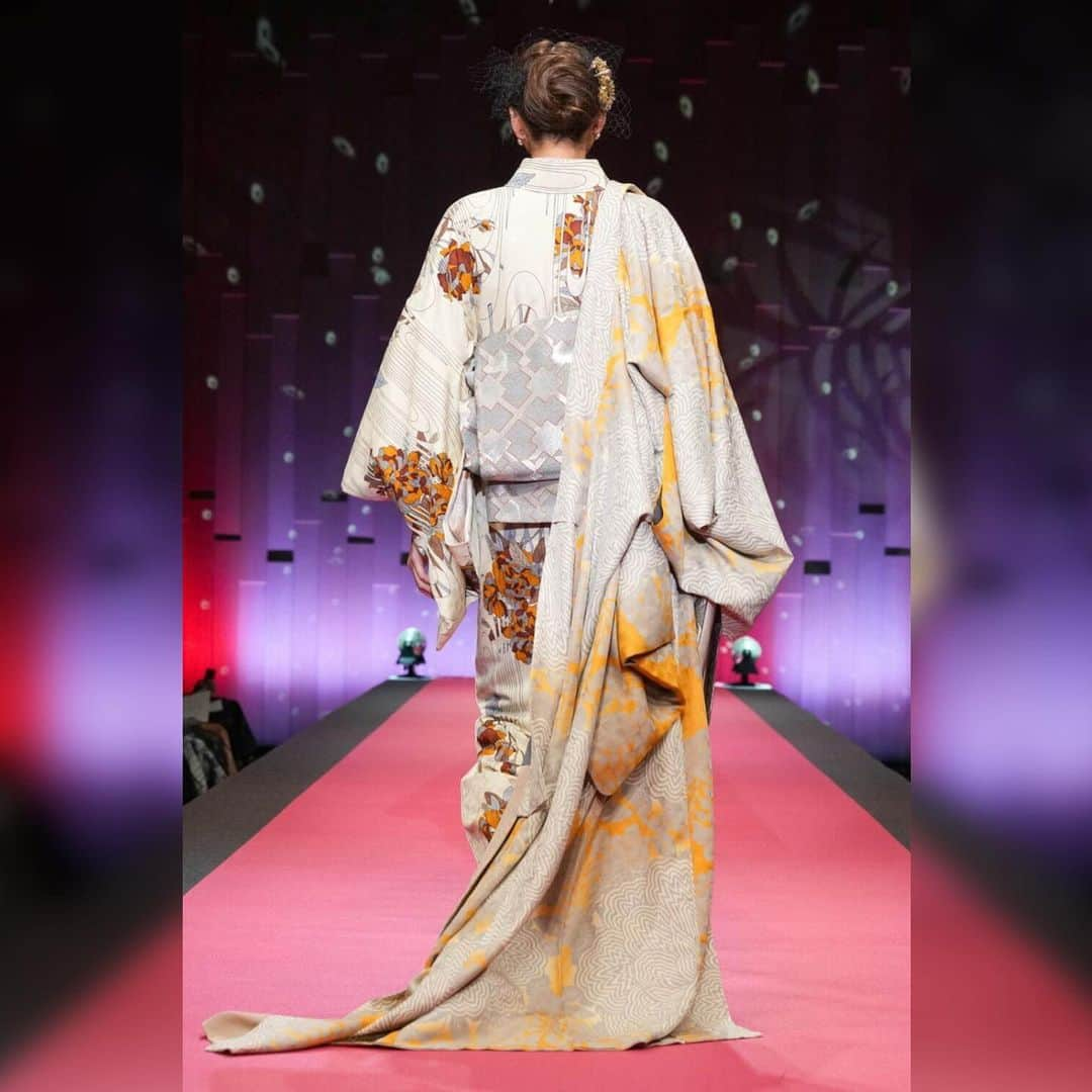 源崎トモエさんのインスタグラム写真 - (源崎トモエInstagram)「TOKYO KIMONO COLLECTION 2023  @saitojotaro   今回のテーマは『Party』  レッドカーペットを敷いて セレブ気分で歩くという演出👠  お着物の上にお着物を羽織るという斬新な演出もカッコよくて素敵だったな🥺🩵  そして、着物はもちろんのこと、ヘアメイクも素敵過ぎて 私自身もすごくテンションが上がるshowでした🫶  今回もとっても楽しかったです☺️🫶  #jotarosaito #斉藤上太郎  #kimono #kimonostyle #kimonofashion  #着物 #fashion #fashionstyle」10月1日 18時36分 - ggeenn1119