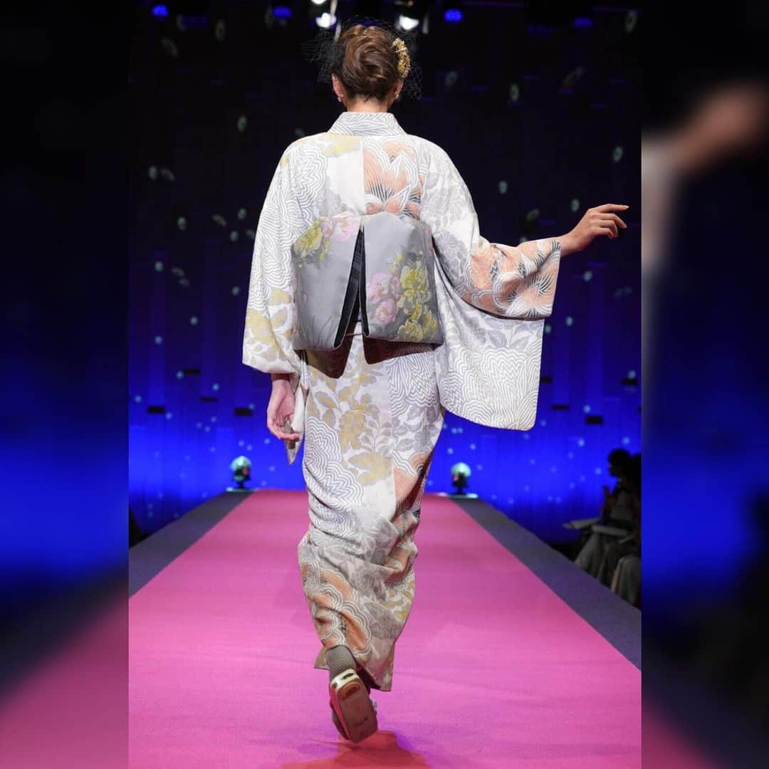 源崎トモエさんのインスタグラム写真 - (源崎トモエInstagram)「TOKYO KIMONO COLLECTION 2023  @saitojotaro   今回のテーマは『Party』  レッドカーペットを敷いて セレブ気分で歩くという演出👠  お着物の上にお着物を羽織るという斬新な演出もカッコよくて素敵だったな🥺🩵  そして、着物はもちろんのこと、ヘアメイクも素敵過ぎて 私自身もすごくテンションが上がるshowでした🫶  今回もとっても楽しかったです☺️🫶  #jotarosaito #斉藤上太郎  #kimono #kimonostyle #kimonofashion  #着物 #fashion #fashionstyle」10月1日 18時36分 - ggeenn1119