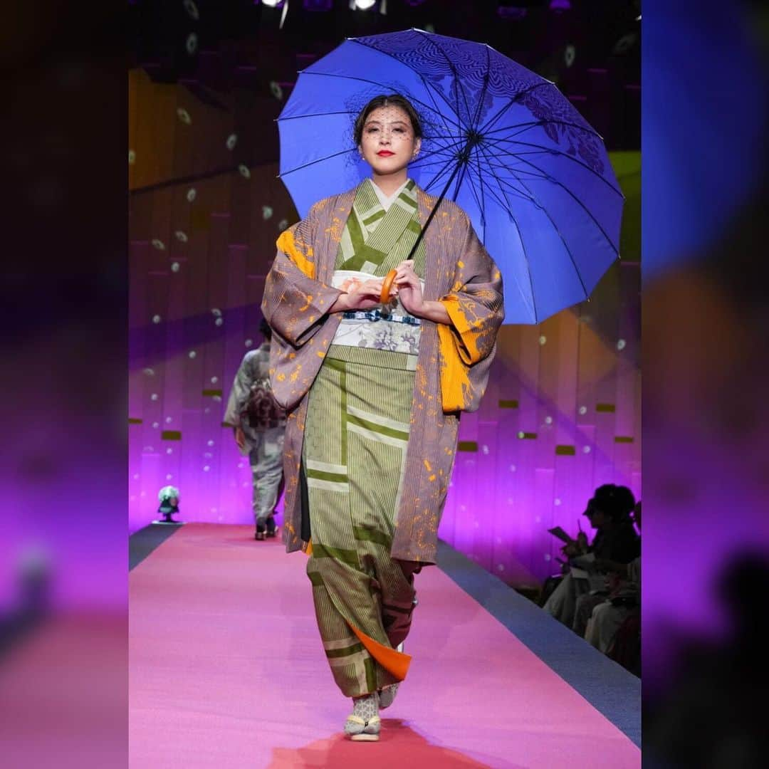 源崎トモエさんのインスタグラム写真 - (源崎トモエInstagram)「TOKYO KIMONO COLLECTION 2023  @saitojotaro   今回のテーマは『Party』  レッドカーペットを敷いて セレブ気分で歩くという演出👠  お着物の上にお着物を羽織るという斬新な演出もカッコよくて素敵だったな🥺🩵  そして、着物はもちろんのこと、ヘアメイクも素敵過ぎて 私自身もすごくテンションが上がるshowでした🫶  今回もとっても楽しかったです☺️🫶  #jotarosaito #斉藤上太郎  #kimono #kimonostyle #kimonofashion  #着物 #fashion #fashionstyle」10月1日 18時36分 - ggeenn1119