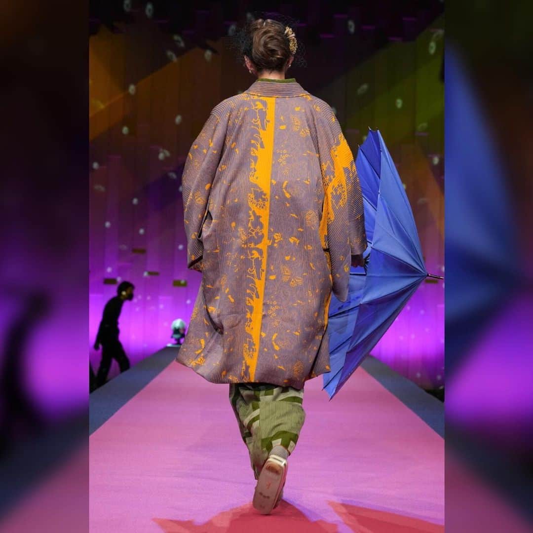 源崎トモエさんのインスタグラム写真 - (源崎トモエInstagram)「TOKYO KIMONO COLLECTION 2023  @saitojotaro   今回のテーマは『Party』  レッドカーペットを敷いて セレブ気分で歩くという演出👠  お着物の上にお着物を羽織るという斬新な演出もカッコよくて素敵だったな🥺🩵  そして、着物はもちろんのこと、ヘアメイクも素敵過ぎて 私自身もすごくテンションが上がるshowでした🫶  今回もとっても楽しかったです☺️🫶  #jotarosaito #斉藤上太郎  #kimono #kimonostyle #kimonofashion  #着物 #fashion #fashionstyle」10月1日 18時36分 - ggeenn1119