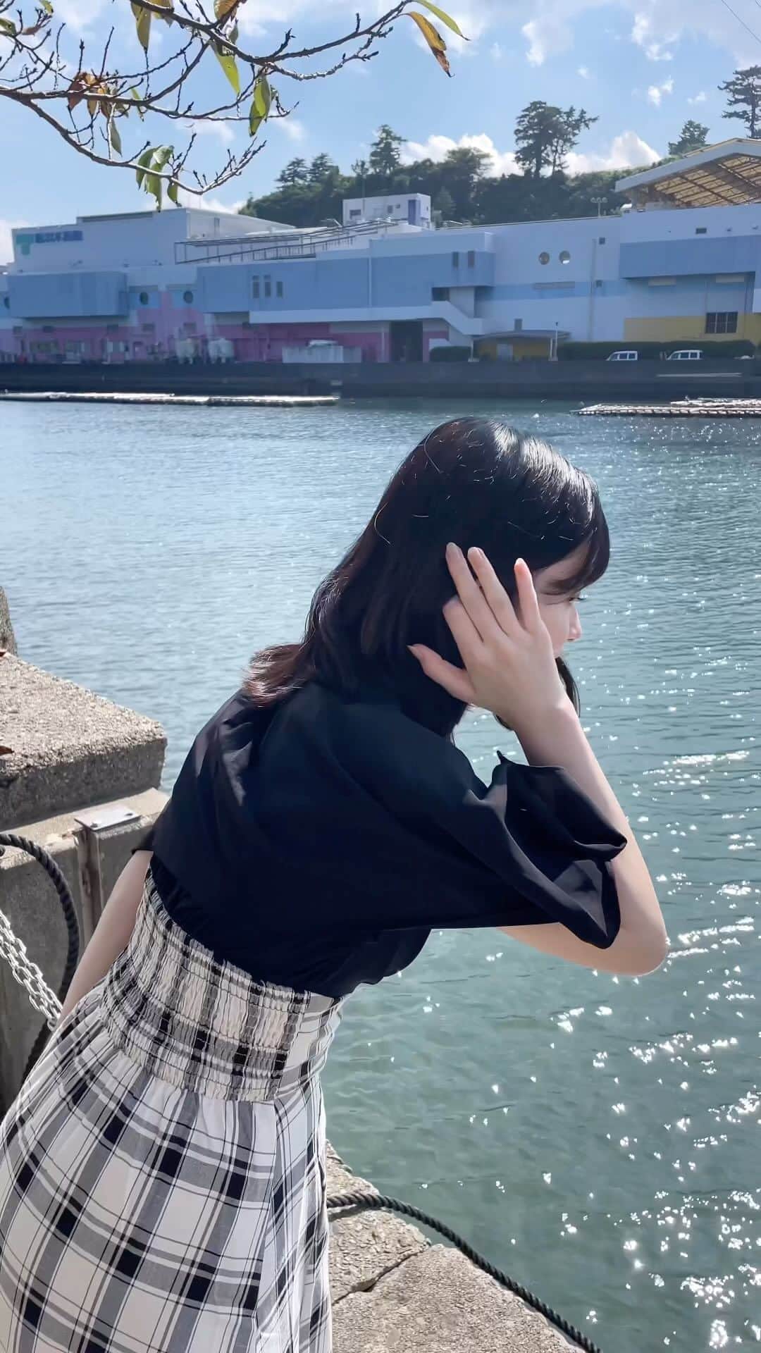 春野絵美莉のインスタグラム：「三重旅行の思い出✎ ̼    【1日目】 三重県到着して最初に行ったのは、ミキモト真珠島🫧  旦那さんが、『妊娠中つわりとか体調の変化で辛いと思うけど、身体大切に頑張ろうね』って、真珠のネックレスをプレゼントしてくれました😢  妊娠することができてうれしい気持ちと同時に、身体や体調の変化で不安も大きくて、 旦那さんの優しさに日々救われてばっかりなのですが、 この日も、旦那さんのお誕生日だったのに、まさかの私がプレゼントを貰ってしまってすごく驚いたしうれしかったな、🥹  とっても素敵な思い出になりました𓂃 𓈒𓏸  ありがとう👶🏻  #三重県 #三重観光 #三重旅行 #ミキモト真珠島」