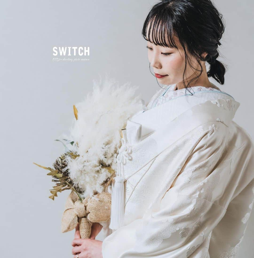 SWITCH SHOOTING PHOTO MAISONのインスタグラム：「白無垢とブーケの組み合わせが素敵ෆ ̖́-‬   ⚐ 和装スタジオプラン⚐  東京 @switch.tokyo 大阪 @switch.umeda 札幌 @switch.sapporo 鹿児島 @switch.kagoshima ⁡. ▼少人数結婚式ご検討のカップルはこちらから @chapel_tenkeiandmarry ⁡. ▼前撮り・フォトウェディングご希望のカップルはこちらから @switch.tokyo . #switch表参道#switchomotesando #switch東京　#switchtokyo #前撮り#後撮り#ウェディングフォト#フォトウェディング#フォトスタジオ #ブライダルフォト#結婚写真#結婚式前撮り#プレ花嫁#花嫁準備#ブライダルヘア#ウェディングヘア#おしゃれ花嫁#ドレス試着#結婚式#日本中のプレ花嫁さんと繋がりたい#ウェディングドレス#カラードレス#タキシード#和装前撮り#色打掛#白無垢#品プリ花嫁 #品プリ婚」