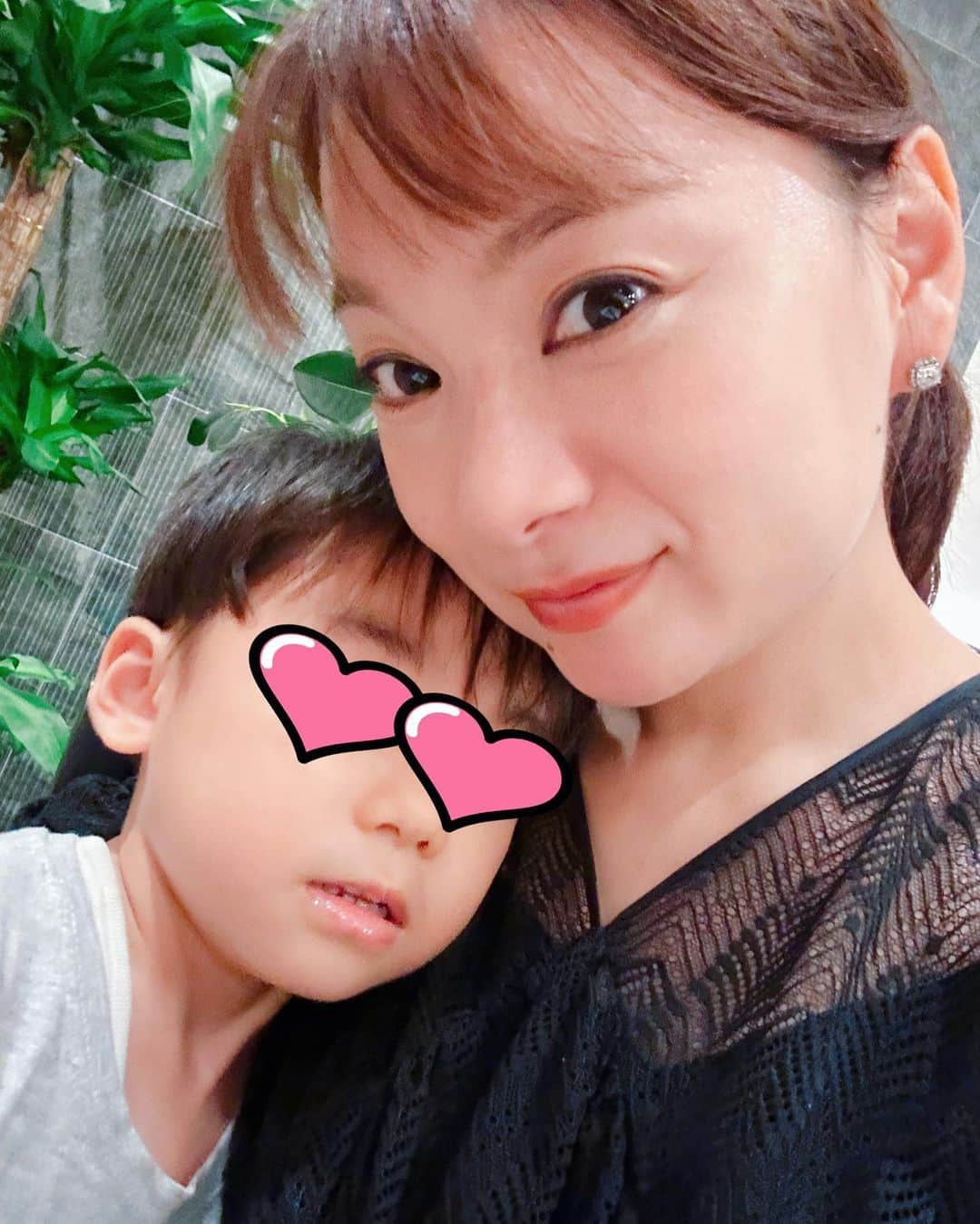 のインスタグラム：「今夜の晩ごはんは外食🎶  パパに会うために   PONTE NUOVO CAFEに来ました🥰  新しいお店をOPENしてから…  そのうち週刊誌に 『保田圭別居！』とか 書かれてしまうんじゃないか？！と 心配になるくらい なかなか会えない🤣笑  でも忙しく働くことも とても大事でありがたいこと✨  息子は一緒に遊べる時間があまりなくて 寂しがってるけど… 今は家族みんなで頑張る時🍀  こうやってお店に食べに来る時間が 大切な家族の時間💓 って言っても  パパは働いてるから 見るだけなんですけどね🤣🤣  それでも息子は 働くパパを見て嬉しそう🥰🌈  パパ頑張って🎀✨  食べに来て下さるお客様に 感謝です🙏💕  #pontenuovocafe」