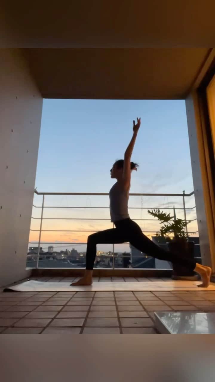 文音のインスタグラム：「🌅 #yogajourney いろいろひと段落で9月後半は燃え尽きていました。 6月から始まったヨガの講座に仕事に走りまくった3ヶ月間。仕事中もヨガが頭から離れなかったー。  この度Music Feel Yoga(BASIC)認定講師の資格を修得しました。✌🏻  ヨガ哲学は一つしかないけれど ヨガのジャンルは今ある中でも30種類以上と言われています。ハタヨガ、アシュタンガヨガ、ヴィンヤサヨガ、パワーヨガ、ホットヨガ、フローヨガ、リストラディブヨガ、陰ヨガ、クリパルヨガなど今思いつくだけでも把握出来ないくらい。どのヨガが自分に合ってるかはやってみないと分からない。私もまだその旅の途中。🤔 元々落ち着きのない私は動く瞑想が合っていてフローヨガが好きだなぁ。と感じていて そこからMusic Feel Yogaに出会いました🤝🏻 音楽のビートに呼吸を合わせポーズを繋げていくヨガ。 全てが繋がった瞬間身体に自分の想像を越える化学反応が起きるヨガ。 “ヨガは繋がること“って言うけど これを頭じゃなく身体で感じたヨガだった。  その内側を知りたくて指導者育成講座を受講✍️ 教える側は教わる側より何倍も大変で講座中何度も頭パンクしたけどアーサナへの学びも深まり丁寧なシークエンス作りも出来るようになった。音楽の勉強にもなった❕ このフローは試験に向けて初めて自分で選曲して完成させたフローの一部❤️‍🔥  いつか皆んなでヨガしたいと思ってる🧘‍♀️開催したい🌿  @musicfeelyoga  Special Thanks to  @yumayoga07  @maie.y   今年はなんだかヨガな1年🧘‍♀️  はい。10月すたーとです🌕  Are you ready. I’ll be ready.  Guess my yoga journey would never end… #lifeisajourney  #yogini #musicfeelyoga #musicfeelyoga認定指導者」