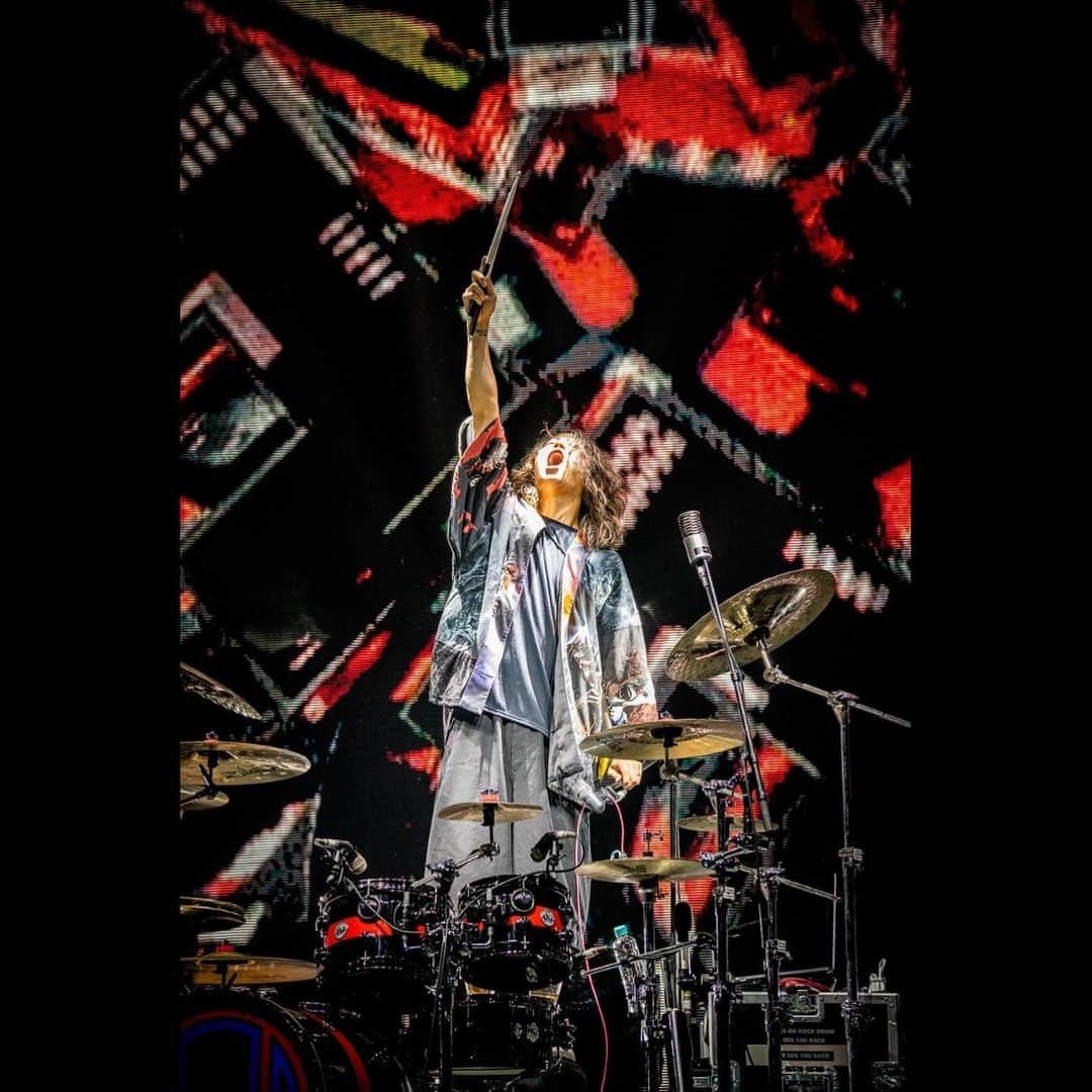 Tomoyaさんのインスタグラム写真 - (TomoyaInstagram)「Jakarta day 2 🌈✨   いったん、もどるね🇯🇵   @oneokrockofficial  @ruihashimoto 📸   #oneokrock #drummer #luxurydisease」10月1日 18時44分 - tomo_10969