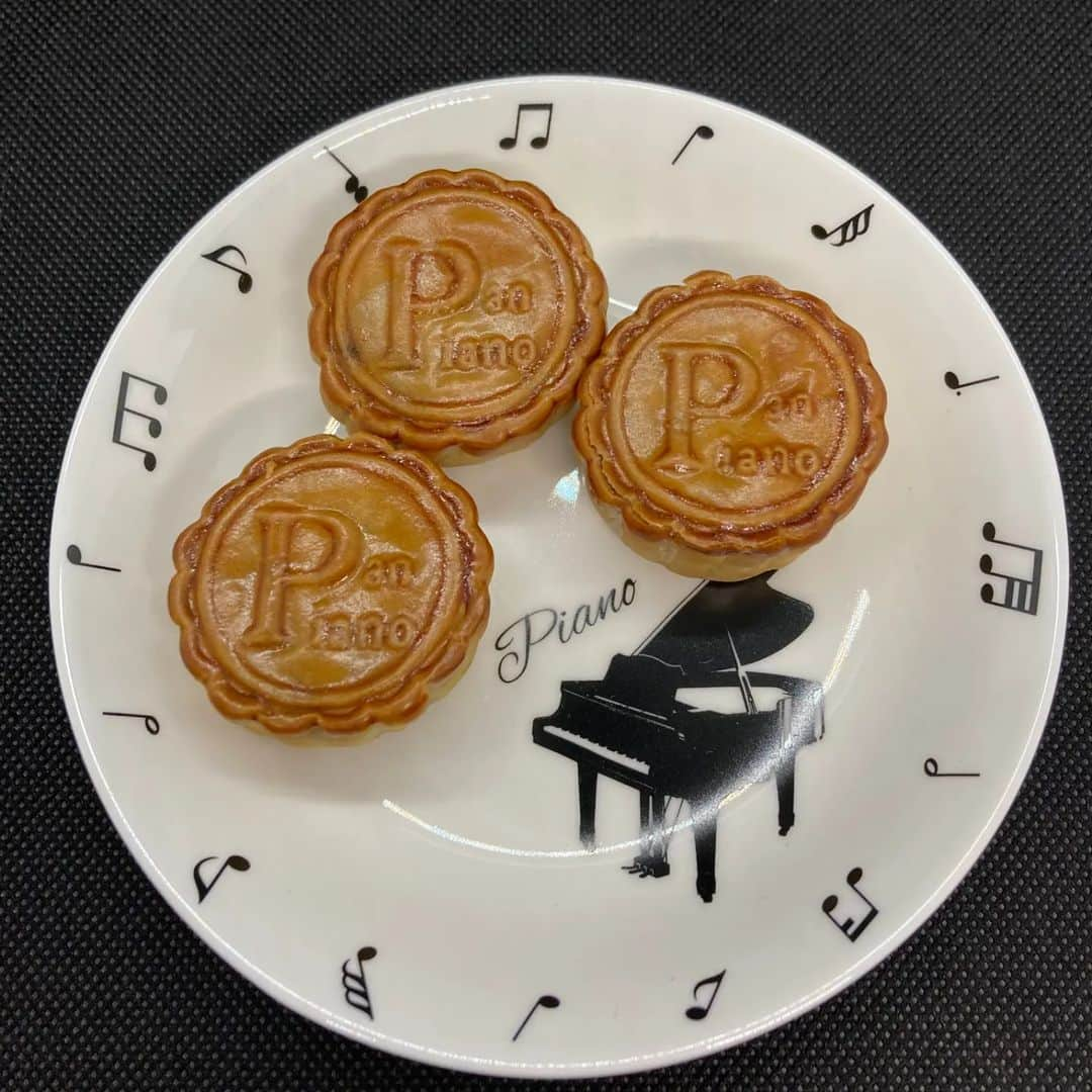 panpianoのインスタグラム：「中秋節おめでとうございます （月餅 made by Z.K.K.M.さん!）😍🥮」