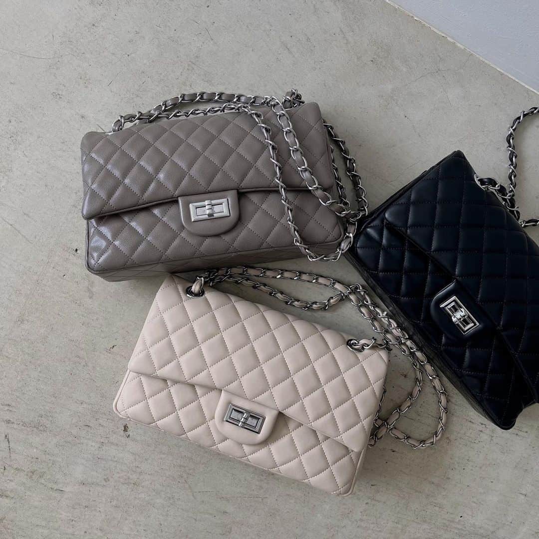 デュラスアンビエントのインスタグラム：「#キルティングシルバーチェーンショルダーバッグ  <Ivory, Gray, Black> 【10/2(MON)20:00-】  シルバーチェーンが存在感を放つ、今季のキルティングバッグ。 秋冬らしいマットなフェイクレザー仕様に、ぷっくりとしたキルティング加工を施しました。  小さすぎないサイズ感で、しっかり荷物を入れたい人にもおすすめ。  黄味を抑えたアイボリー、まろやかに引き締めるグレー、王道のブラックは、秋冬の澄んだ空気にも相愛なカラー展開です。　  ＿＿＿＿＿＿＿＿＿＿＿ ✔︎ @ambient_styling #AMBIENT #ambient_official #ambientstyle #アンビエント #秋小物 #キルティングバッグ」