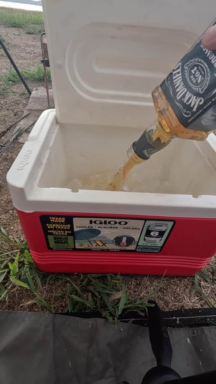 森公平のインスタグラム：「アル中のハイボール。  #キャンプ #ハイボール #camp #camping #whiskey #クーラーボックスハイボール」