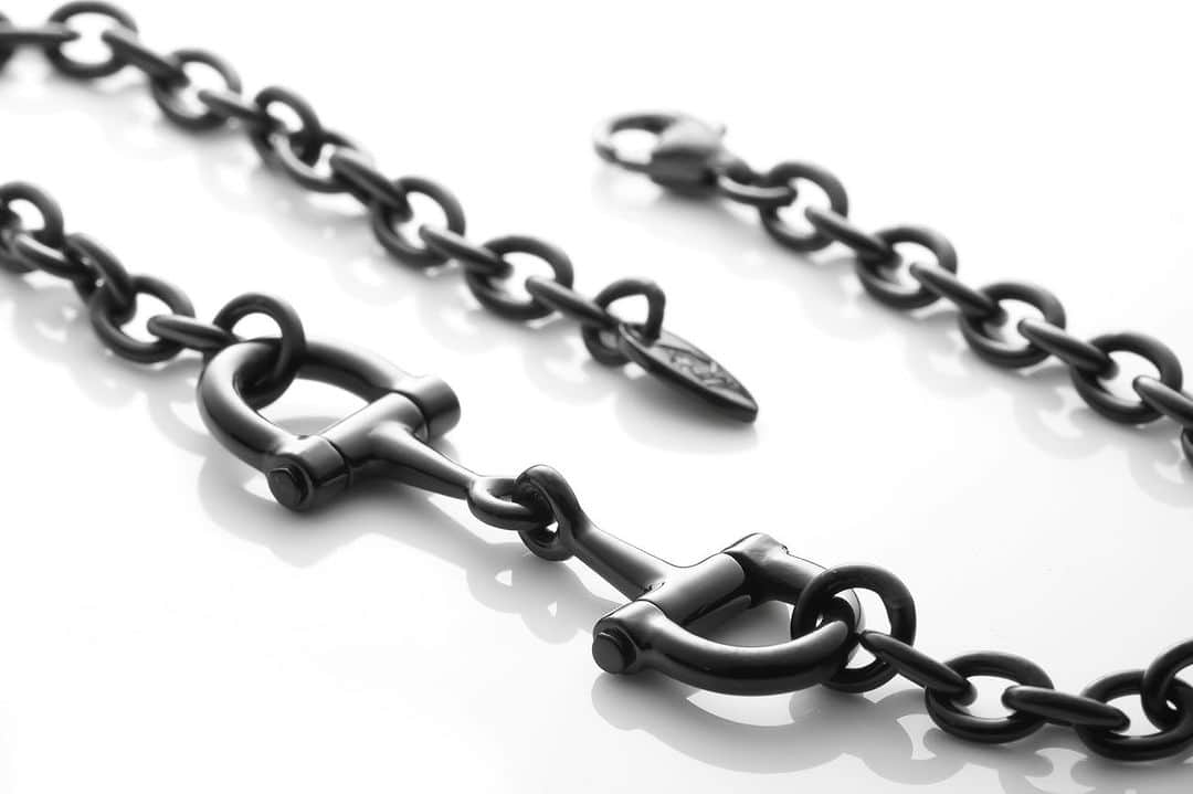 のインスタグラム：「♙ ♜ ♝ ♞ ♛ ♚ 【Horse Bit Bracelet】 シングルジョイントのビットにDリングのビットリングでまとめた洗練されたホースビットブレスレット✴︎✴︎✴︎ 馬具本来の質実剛健な作りはしっかりと再現しつつも、スタイリッシュモダンな仕上がり✴︎✴︎✴︎  BR1270BK / ¥25,300  #PUERTADELSOL #プエルタ #プエルタデルソル #accessory  #jewelry #ジュエリー #アクセサリー #メンズアクセサリー #レディースアクセサリー #リング  #ring #necklace  #ネックレス #pierce  #ピアス  #bracelet  #ブレスレット #bangle  #バングル  #madeinjapan  #fashion  #tokyo #japan  #恵比寿 /03-5489-9470 @puertadelsol_official  #大阪 /06-6136-5345  @puertadelsol_osaka」