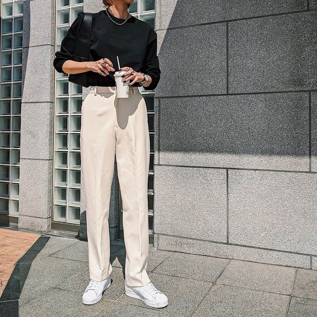 maai0528さんのインスタグラム写真 - (maai0528Instagram)「〻👱🏻‍♀️🐻🍡🍵 ｍonotone‥🩵 この時期に履く ホワイトパンツ好き♡ ． ． ． #fashionstyle  #adidas #RIMARK #MOUSSY #pixelで撮影」10月1日 18時47分 - maai0528