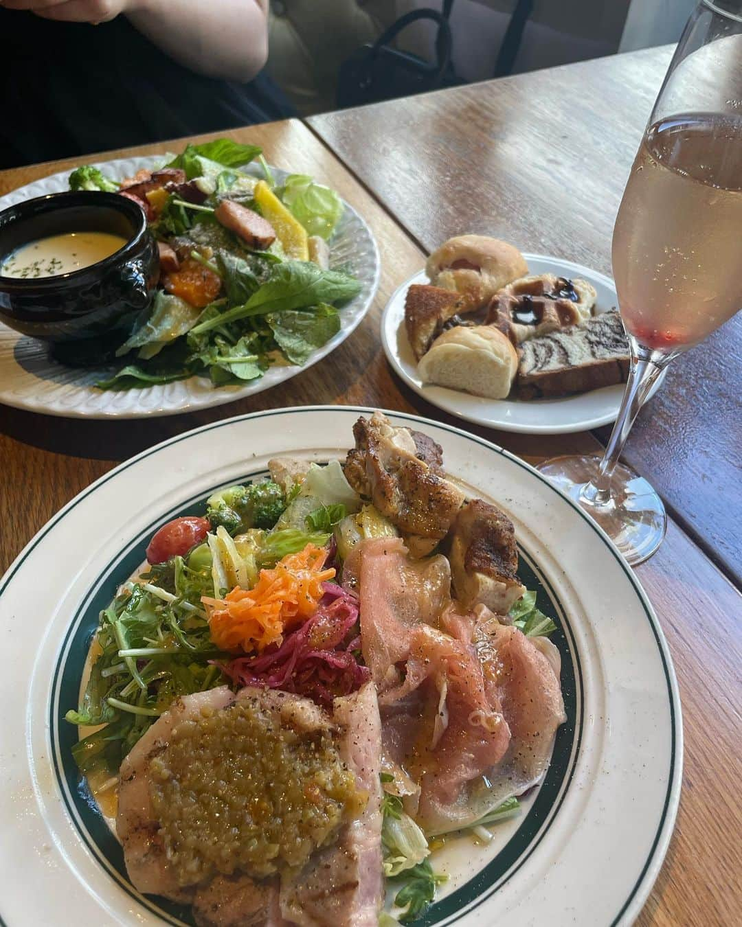 浜田くるみのインスタグラム：「. 梅田のパン食べ放題のカフェへ🥐 . いつも大行列の人気店で11月末まで限定でクロッフルが食べ放題みたいやから行ってきたよ〜💗 . まずはメインの料理を選んぶんやけど今回は 3種メインのプチ贅沢サラダプレート(写真手前)と旬菜の冷静ポタージュと全10種パーフェクトサラダ(写真奥)を注文しました🫡✨ 他にもパスタやグラタンやハンバーグもあるよ🙆‍♀️ . 私はパン大好きでいっぱい食べたいからサラダプレートにした🥹 サラダもいろんな野菜が盛りだくさんで美味しすぎた🤤 . 食べ放題のパンは一口サイズやからいろんな種類をたくさん食べれた！ クロッフル軽く５個平らげたよ😂 . デザートには お芋バターのプレミアムクロッフル 黒蜜と塩アイスを添えて🍠🍨 と 夜限定のシャインマスカットとブドウのプレミアムmilkパフェを食べたよ〜！ . 全部美味しすぎてペロリでした💗 . 夜もやってるみたいで、またメニューががわりと変わるみたいやから 次は夜も行ってみたいな🌙 . 本当におすすめの梅田カフェ🍰 並ぶ価値あり💕 ぜひ行ってみてね🌈🌈 . . #梅田カフェ#中崎町カフェ#大阪カフェ#梅田ランチ#中崎町ランチ#大阪ランチ」