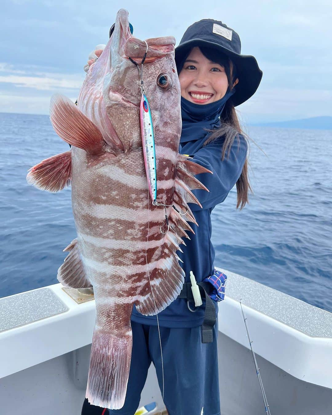 そらなさゆりのインスタグラム：「⁡ ⁡ 今日は少し渋かったけど、良型マハタの顔見れました😊 ⁡ ⁡ 実は昨日マハタ2匹釣ったので全部で3匹！ マハタパーリーや！ ⁡ ⁡ マハタは引くからドキドキする♡ ⁡ ⁡ 68cm/??kg ⁡ ⁡ @ディープライナーさん(高知県室戸) ⁡ ⁡ 【タックルデータ】 ロッド:ディープライナー ロジカルプライム50 #4 リール:ダイワ ソルティガ35N-SJ ライン:とある2号 リーダー:とあるフロロ8号 3ヒロ フック:ツインパイク2/0 ジグ:ディープライナー スパイⅤ 250g ⁡ フィッシュグリップ:ハピソン メジャー:ハピソン ⁡ ⁡ ⁡ #釣り #fishing #deepliner #スロージギング #高知 #マハタ  #ディープライナー #中深海 #daiwa #sunline #hapyson #shipsmast」