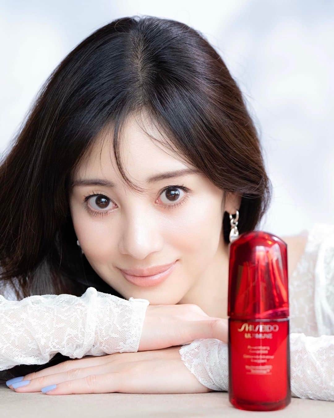 のインスタグラム：「SHISEIDOを象徴する美容液 【アルティミューン】が進化してリニューアル❤️ ・ 世界で238のアワードを受賞する 世界中に愛されているSHISEIDOの傑作🕊️✨ ・ 日本的で洗練された美しいボトルにSHISEIDOのデザインのファンである私の胸が躍りました💞 ・ 彩りUPした真紅のボトルには、 18種類の美容成分がギュッと詰まってるんだぞ~というメッセージが💪 ・ 和とモダンが融合したデザインには、 今の日本が素敵に表現されていて、 グローバルに活躍する日本の『美』の代表SHISEIDOが世界に届ける特別な一本に🌍✨✨ ・ ”日本限定発売”となる今回、 着目されたのは私たちの生活と 免疫リズムの乱れから来る肌悩み🧬 ・ 世界一睡眠時間の短いという日本人🕰️（不規則な生活でゆらいでしまう）肌にも免疫力は必要なのではないか？ ・ パワライジングコンセントレートでは、そんな疑問に寄り添い、エイジングだけでなく睡眠不足や多忙な日々でお手入れ不足によって引き起こる肌の変化にもオールマイティにアプローチしてくれるんだそう🌟 ・ 私もその1人として当てはまっているだけに、これから免疫の落ちた肌を正しい”美のリズム”へと戻して行きたいな🥺🤲 ・ また、今回感動した使用感は資生堂の中でも1番!と断言するこだわりのなめらかテクスチャー💡 ・ （スキンケアプロセスの使用性を設計している資生堂のスキンケアテクスチャの職人さん達が、なめらかさを測定する機械まで作って仕上げた自信作なのだそう😌✨） ・ そのなめらかさはシルクのような肌触りで、ストレスフリーなスキンケアが気持ち良くて毎日幸せな気分に💕 ・ 10/1発売の【アルティミューン】 パワライジングコンセントレート 是非チェックしてみてね❣️ ・ ・ ・ ・ @shiseido_japan ・ #PR ＃資生堂 #シセイドウ #SHISEIDO  #アルティミューン#美肌免疫 #beauty #美容 #スキンケア #アンチエイジング　#木下ココ」