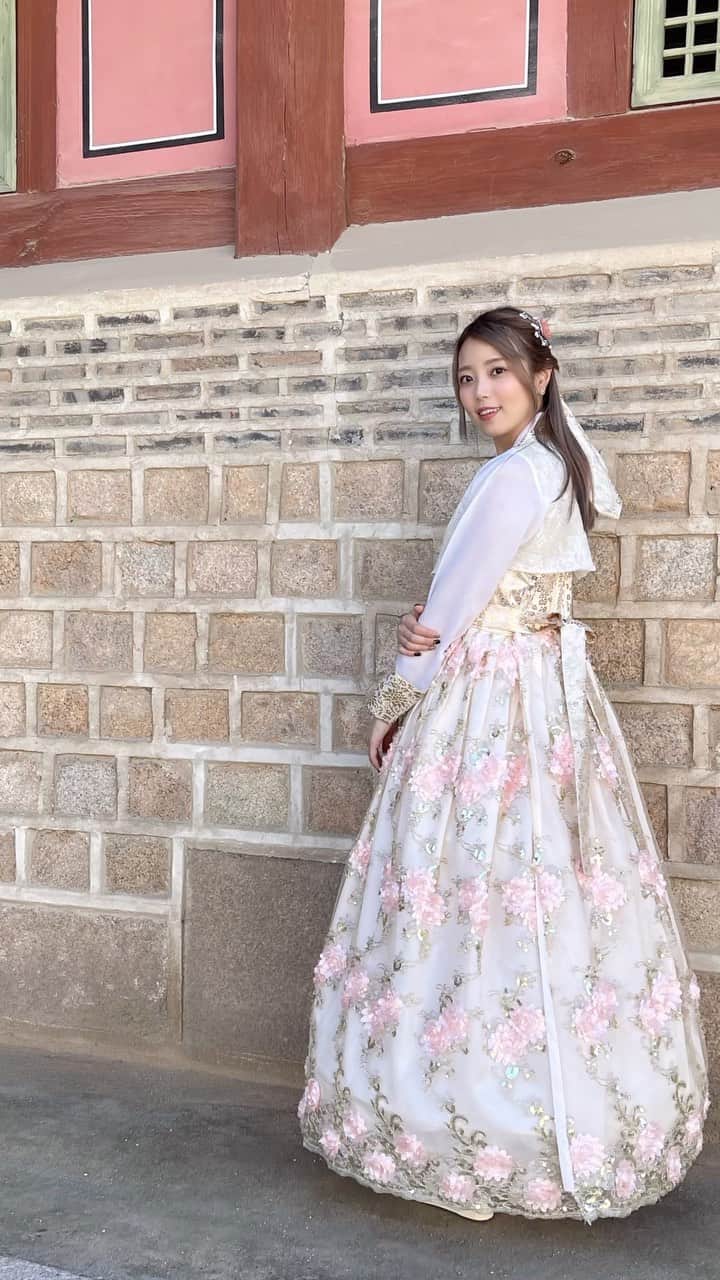 高橋紫微のインスタグラム：「안녕〜♡♡ 2泊3日で韓国に行ってきました🇰🇷✈️ 3回目の韓国だったけど今回初めてチマチョゴリ着たよ🥺  とにかく食の旅でした☜ 食べて食べて食べまくったのでダイエット頑張ります😭🫶 . #suaitravel」
