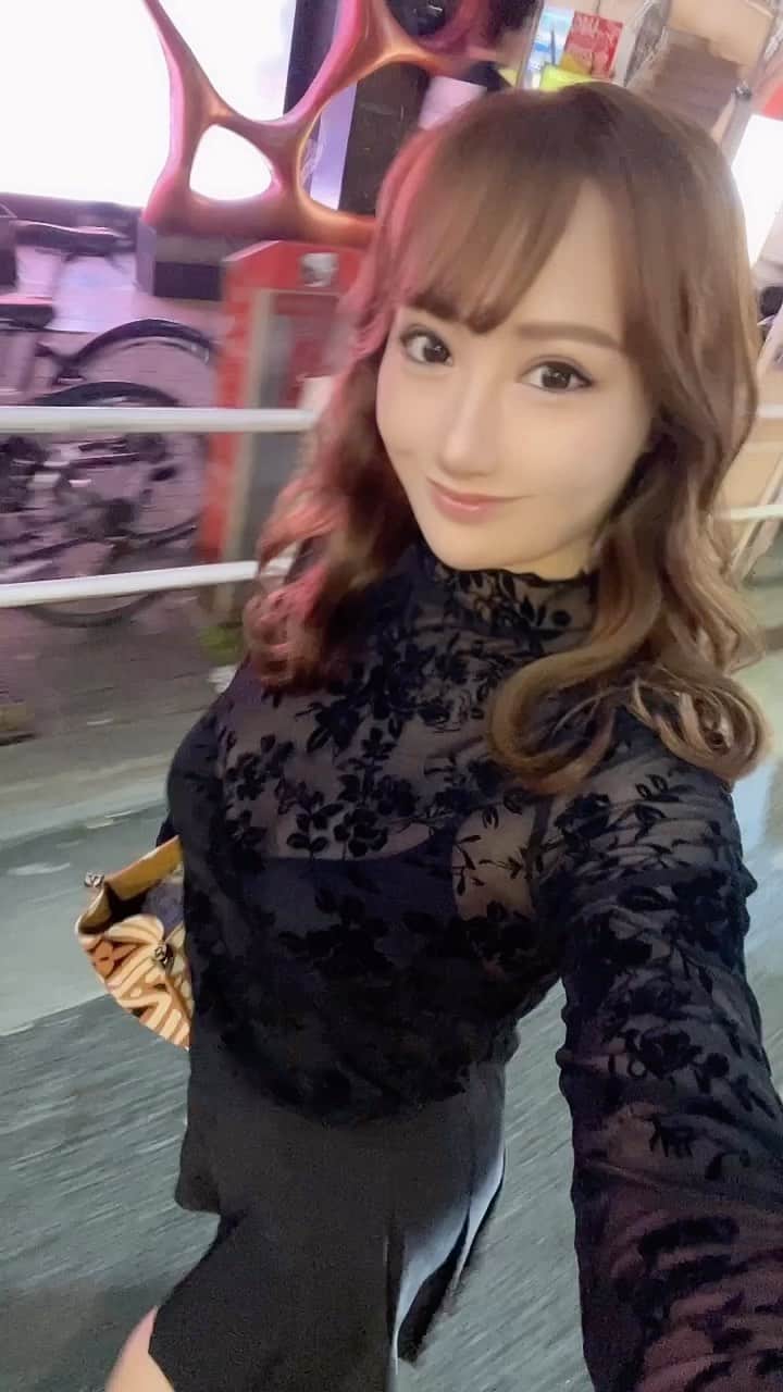 のインスタグラム：「October🍂  前髪イメチェン❤️ @oguma.hiroshi  @loungewithviviana   #秋#秋服コーデ#code#black#ブラックコーデ#hairmake#ヘアメイク#巻き下ろし#外ハネ#前髪ぱっつん#美容室#美容師#新宿#歌舞伎町#キャバ嬢#キャバクラ嬢」