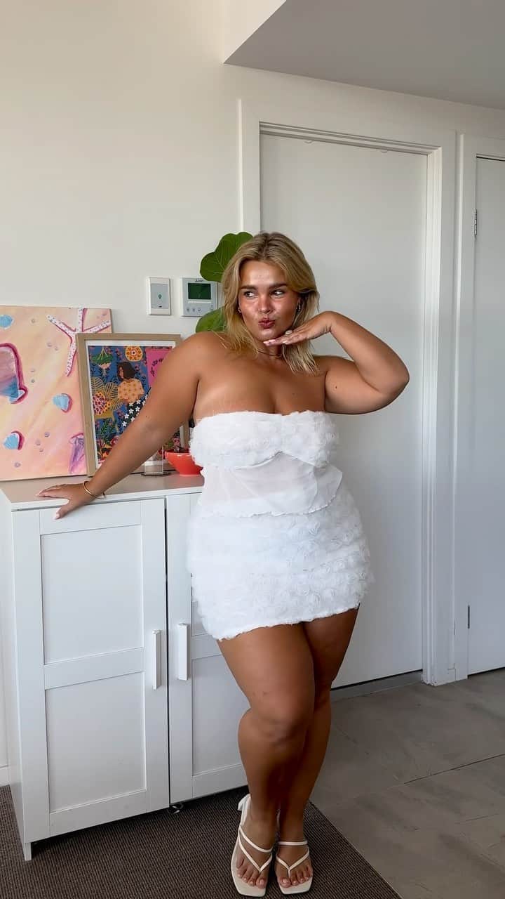 Beginning Boutiqueのインスタグラム：「The cutest white set 🤍 The beautiful @biancakrigovsky wears the most-loved Roaslie White Set from our Birthday Behaviour Collection!」