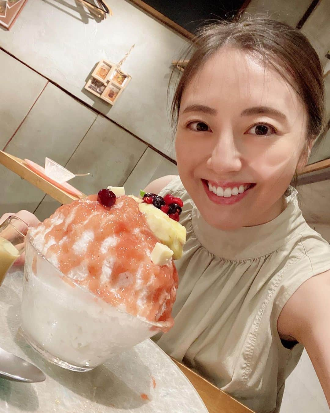 沢井美優のインスタグラム：「10月ですね🍂  ノースリーブだから夏かと思いきや数日前☺️まだまだ暑い日もあるのかな？  今月も笑顔いっぱい✨✨  #沢井はかき氷です #🍧  #かき氷 #かき氷大好き  #かき氷は人を幸せにする #🧡　 　 #笑顔溢れる毎日を  #明日もきっと素敵な一日 #🍀」