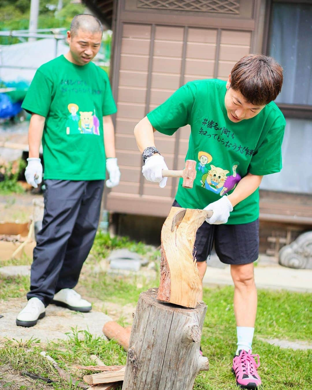 秋山賢太さんのインスタグラム写真 - (秋山賢太Instagram)「#猪名川町を知ってもらおう大作戦 @inagawa_official ———————————————————  猪名川町の親善大使である 僕たちアキナが 猪名川町の魅力をInstagramでお届けします！  ロケに協力してくれた地元の方に、 今回のお礼と恩返しの記念として、 そのスポットで感じた魅力を 山名君がその場で筆を走らせて書き入れた オリジナルステッカーをプレゼントしてきたよ！  今回の企画は秋山と山名君のアカウントで 合計4回配信するから、楽しみにしててね！✌️ @akiyama.0624 @fumikazu_yamana  ———————————————————  久しぶりに、 地元猪名川町に帰ってきたっ！！  久しぶりの猪名川町でまず向かったのは、 【とちはら山空の家（@yamasora.o）】  事前ストーリーズアンケートで 「僕たちに行ってほしいスポット」の第1位だったところ。 猪名川町のいいところが全部詰まってる！  ❶自然遊びが楽しい 火起こし体験や川遊びなど こどもの頃に戻った感覚で、自然を満喫してリフレッシュできた。 こどもと一緒に行ったら最高かも。  ❷自然の映えスポット とちはら山空の家から歩いて5分くらいの 「木のトンネル」って呼ばれてるところが めっちゃ映えたから、是非みんなも写真撮ってみて！ おもしろポーズにも挑戦してみてね！  ❸うんまいご飯 かまどで炊いた猪名川町のご飯 死ぬほどうまかったぁ。 ごはんと一緒に食べる猪名川町の特産品たちも 美味しさを引き立てまくってた！！  猪名川町の気候と 猪名川の源流の水のきれいさが お米のおいしさの秘訣らしい！  次に僕たちが向かったのは、 【cafe manna（@cafemanna_inagawa）】 日本で第2位の舌をもつバリスタがいる 超本格カフェ。 猪名川町は豊かな自然だけじゃない！  ❶超本格派カフェ 全国大会で準優勝の経験があるバリスタが やってらっしゃるカフェやねんけど 猪名川町にこんな本格的なカフェがあるって知らんかった。  ❷大人気のカプチーノ ミルクで可愛いキャラクターを描く カプチーノ。 可愛いのはもちろんやけど、 味の深みがすごかった、、  他にも、 「アキナ」や 猪名川町のマスコットキャラクター 「いなぼう」を描いてくれたケーキなんかも いただいたんやけど、どれも美味しかったよ。  ❸心地よいテラス 裏手へ回ると開放的なテラスがあって、 風が心地よく、いつまでもいたかった テラスはワンちゃんもOKらしく、 山名君は愛犬おまめと来たがってた。  猪名川町めっちゃいいところやから 是非みんなも来て！  #PR  #猪名川町親善大使 #猪名川 #猪名川町 #猪名川町を知ってもらおう大作戦 #アキナ #アキナ秋山 #アキナ山名 #とちはら山空の家 #cafemanna #自然体験 #かまど炊きご飯 #コーヒー #バリスタ #カフェ」10月1日 18時53分 - akiyama.0624