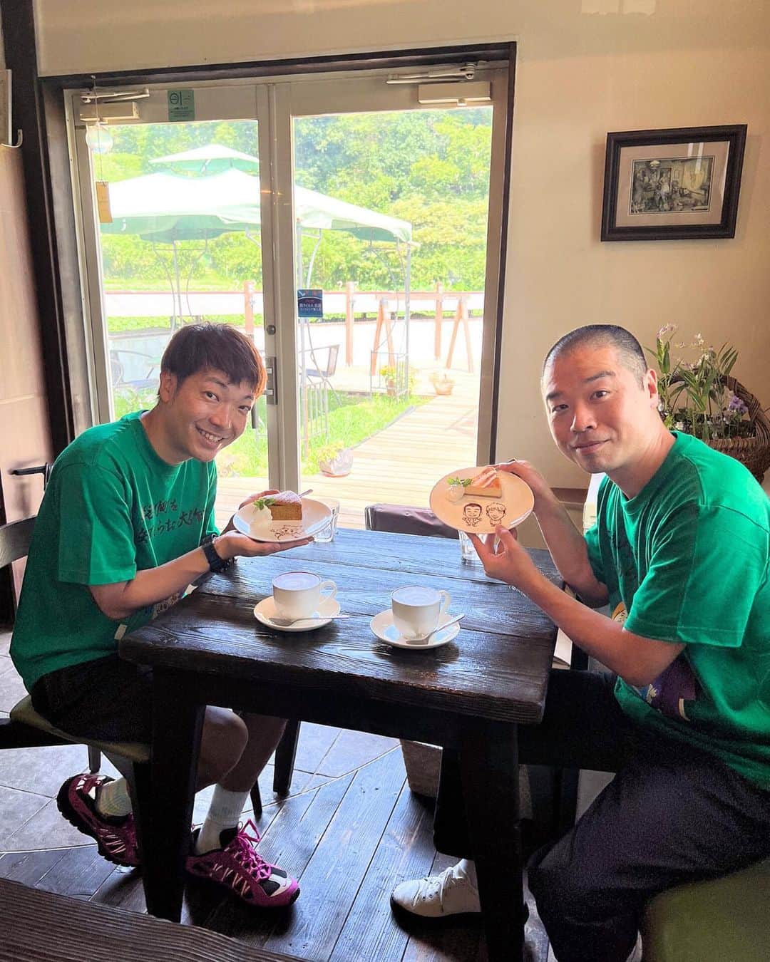 秋山賢太さんのインスタグラム写真 - (秋山賢太Instagram)「#猪名川町を知ってもらおう大作戦 @inagawa_official ———————————————————  猪名川町の親善大使である 僕たちアキナが 猪名川町の魅力をInstagramでお届けします！  ロケに協力してくれた地元の方に、 今回のお礼と恩返しの記念として、 そのスポットで感じた魅力を 山名君がその場で筆を走らせて書き入れた オリジナルステッカーをプレゼントしてきたよ！  今回の企画は秋山と山名君のアカウントで 合計4回配信するから、楽しみにしててね！✌️ @akiyama.0624 @fumikazu_yamana  ———————————————————  久しぶりに、 地元猪名川町に帰ってきたっ！！  久しぶりの猪名川町でまず向かったのは、 【とちはら山空の家（@yamasora.o）】  事前ストーリーズアンケートで 「僕たちに行ってほしいスポット」の第1位だったところ。 猪名川町のいいところが全部詰まってる！  ❶自然遊びが楽しい 火起こし体験や川遊びなど こどもの頃に戻った感覚で、自然を満喫してリフレッシュできた。 こどもと一緒に行ったら最高かも。  ❷自然の映えスポット とちはら山空の家から歩いて5分くらいの 「木のトンネル」って呼ばれてるところが めっちゃ映えたから、是非みんなも写真撮ってみて！ おもしろポーズにも挑戦してみてね！  ❸うんまいご飯 かまどで炊いた猪名川町のご飯 死ぬほどうまかったぁ。 ごはんと一緒に食べる猪名川町の特産品たちも 美味しさを引き立てまくってた！！  猪名川町の気候と 猪名川の源流の水のきれいさが お米のおいしさの秘訣らしい！  次に僕たちが向かったのは、 【cafe manna（@cafemanna_inagawa）】 日本で第2位の舌をもつバリスタがいる 超本格カフェ。 猪名川町は豊かな自然だけじゃない！  ❶超本格派カフェ 全国大会で準優勝の経験があるバリスタが やってらっしゃるカフェやねんけど 猪名川町にこんな本格的なカフェがあるって知らんかった。  ❷大人気のカプチーノ ミルクで可愛いキャラクターを描く カプチーノ。 可愛いのはもちろんやけど、 味の深みがすごかった、、  他にも、 「アキナ」や 猪名川町のマスコットキャラクター 「いなぼう」を描いてくれたケーキなんかも いただいたんやけど、どれも美味しかったよ。  ❸心地よいテラス 裏手へ回ると開放的なテラスがあって、 風が心地よく、いつまでもいたかった テラスはワンちゃんもOKらしく、 山名君は愛犬おまめと来たがってた。  猪名川町めっちゃいいところやから 是非みんなも来て！  #PR  #猪名川町親善大使 #猪名川 #猪名川町 #猪名川町を知ってもらおう大作戦 #アキナ #アキナ秋山 #アキナ山名 #とちはら山空の家 #cafemanna #自然体験 #かまど炊きご飯 #コーヒー #バリスタ #カフェ」10月1日 18時53分 - akiyama.0624
