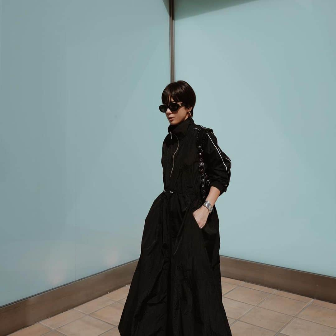 正中雅子のインスタグラム：「nylon long dress🤤🖤  待ちに待った個人的にこの秋冬たくさん着たいワンピース！ SSに人気だったナイロンアノラックの素材を使って ワンピースがほしいなー♡から始まったアイテム🤤  甘いワンピってあるけどなかなかスポーティなワンピってないからほんとおすすめ🖤  #MACHATT #masaco服 #balenciaga #jilsander  #ワンピース」