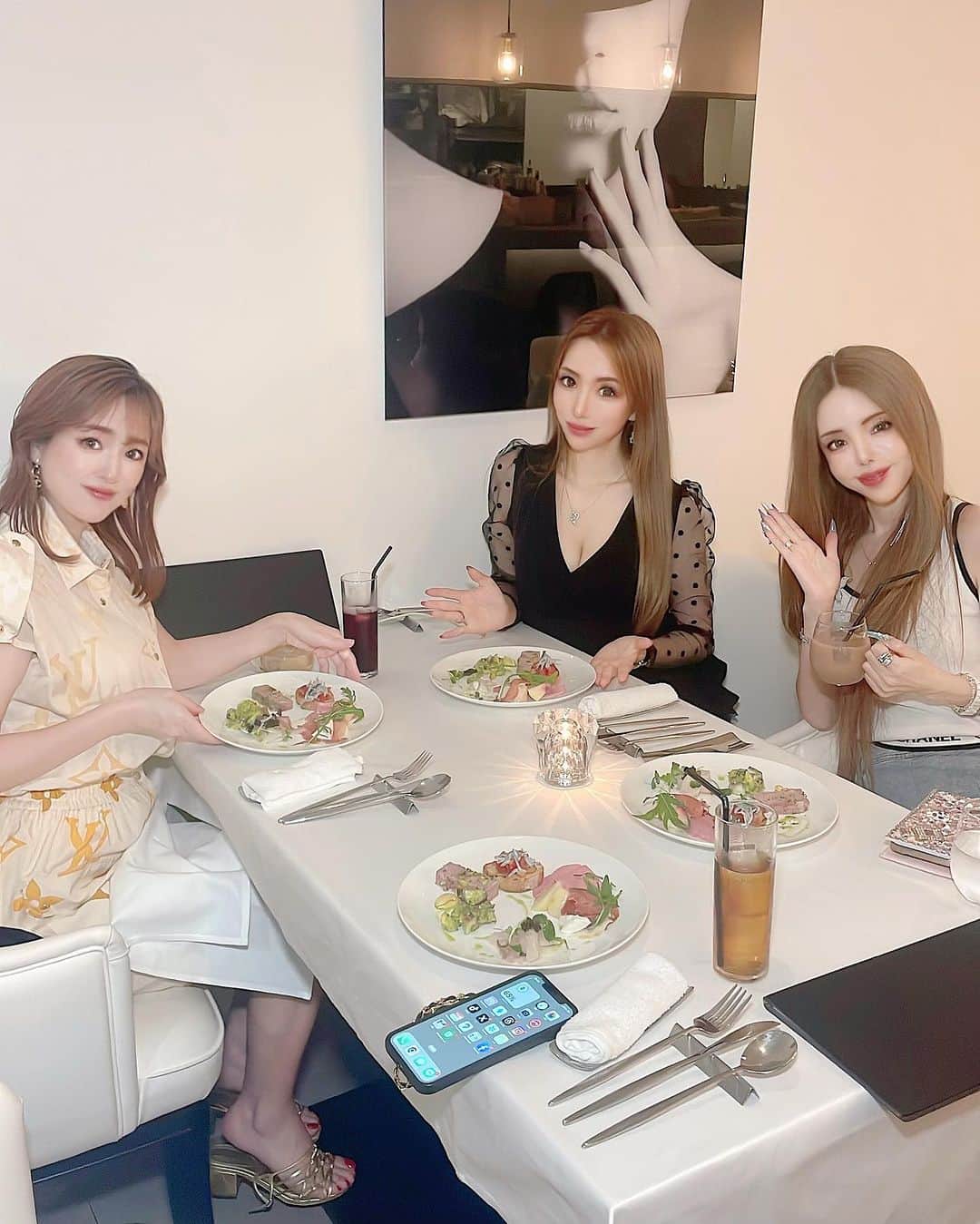 明星優花さんのインスタグラム写真 - (明星優花Instagram)「美魔女子会😍  美しさを保ち続ける、やり手経営者のお姉様方… あきないさん（@akinainakamori）と、 左近先生（@akikosakon）との貴重な女子会😍  ポジティブ美女に囲まれて色んなお話ができて楽しかったです😍  共通の話題も多いので… あっという間の楽しい時間が過ぎるのが早すぎる〜🥹  あきないさんプロデュースの🦋ネックレスも購入させていただき、お揃い😍  二次会の怪しい場所での密会も全てが楽しすぎました💕  TikTokの動画も撮ったのでフォローして頂きお楽しみに💕  #女子会  #女子会最高 #女子力 #女子力アップ  #女子力向上委員会  #女子力高め  #女子力あげたい  #インスタ女子 #インスタグルメ #インスタグラマー #インスタ映え #インフルエンサー #TikTok #女社長 #女性起業家 #美人 #美女 #美魔女 #大人女子 #インスタ女子 #インスタグルメ #インスタグラマー #インスタ映え  #インフルエンサー #インフルエンサー募集  #TikTok #女社長 #女性起業家」10月1日 18時54分 - yuka1219yuka