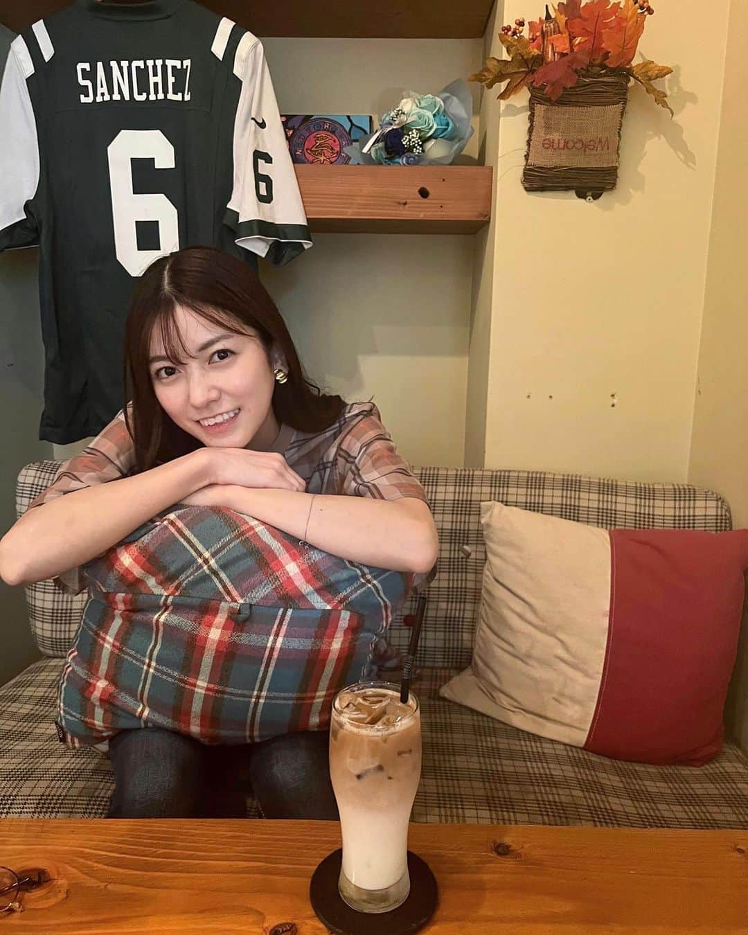 新保里歩のインスタグラム：「今日から10月ですね🍁 あっという間だ〜☺︎  親友と☕️🧸」
