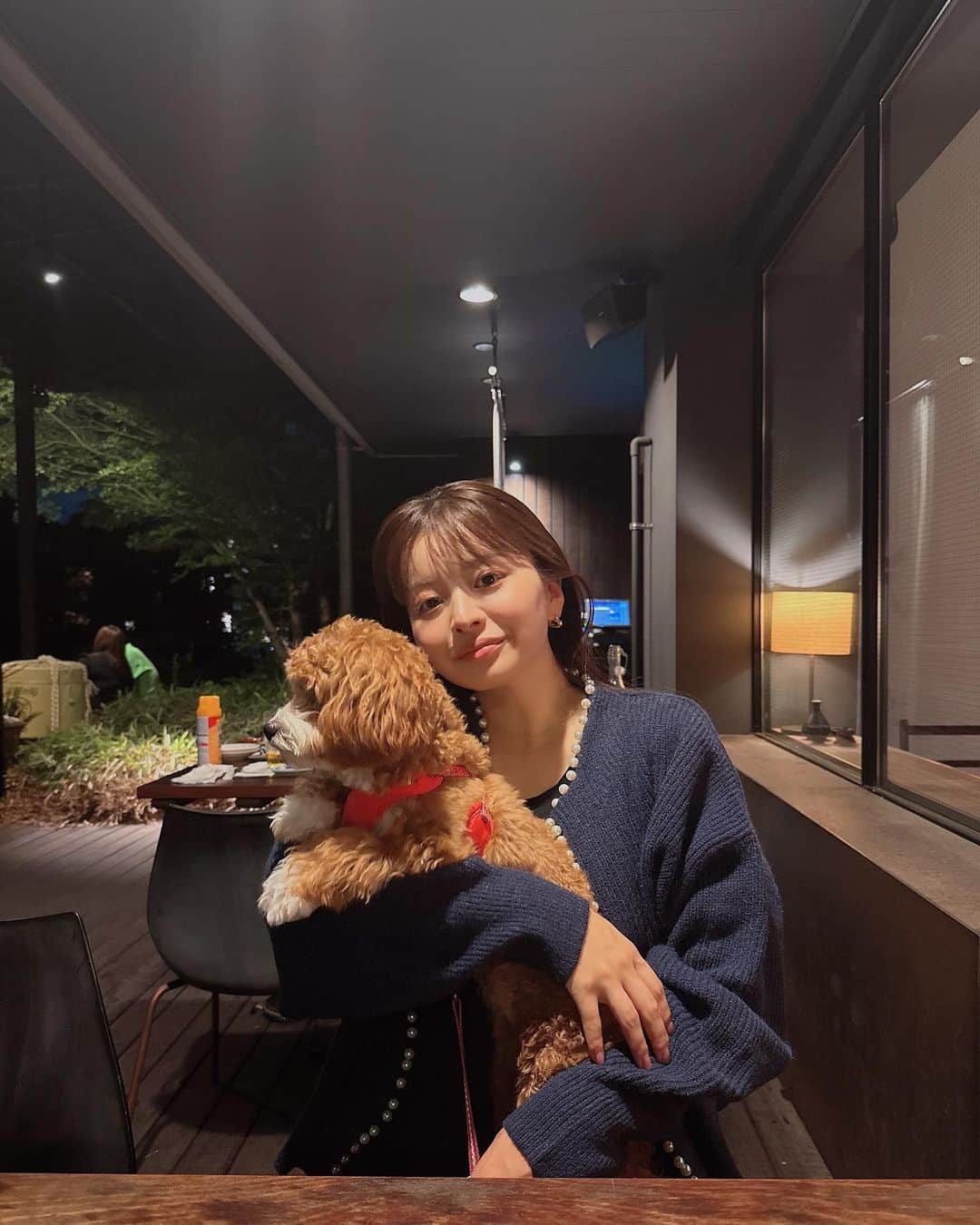 のインスタグラム：「お気に入りカーディガンを着たくて 夜にお出かけした日。 やっぱりちょっと早いかも🤭  天ぷらせいろ並を頼むつもりが 口から出たのは上。 気がついたのは食べ始めてから。 立派な海老を2尾食べれて幸せだったわぁ🍤  わんちゃんを連れて行けるお店って すごくありがたいわよね🐶🙏」