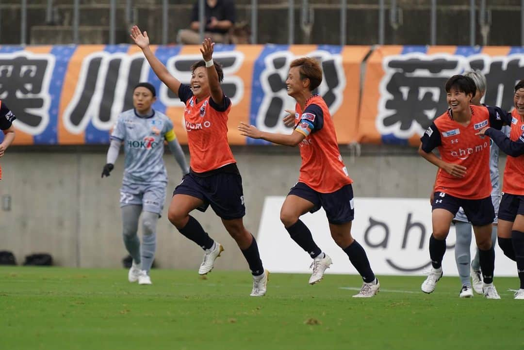 五嶋京香のインスタグラム：「・2023/10/01  みんなNICE👍🏻 VENTUSができて初めて長野に勝った！ 古巣に勝てた❤️‍🔥 自分がピッチに立っていない事、まだ古巣と戦えていない事がすごく悔しいけど必ず立ってまた勝つ‼️  得失点差で決勝にはいけなかったですが、このカップ戦ですごく収穫があったと思うしリーグ戦に向けてまた全員で準備していきます🐿️🧡  長野サポーターのみなさん！ 遠くから来てくれてありがとうございました🙇🏻‍♀️ 名前を呼んでくれたり、待ってるよ〜久しぶり〜って声を掛けてくれて嬉しかったです☺️ 頑張ります❤️‍🔥  #ふなき  #ナイスゴール  #古巣に勝った  #みんなありがとう  #自分も頑張んなきゃ」