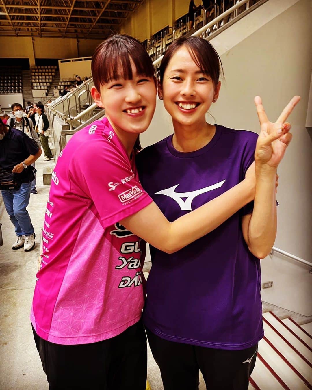 吉岡可奈のインスタグラム：「. 待ちに待った再会🌸 試合終わりの汗だくのユニフォームでも 抱きついてくれるありさ😂 しっかり着替えてから撮り直し📸 会場でこんな写真撮れるなんて奇跡✨ . . なんだか違和感なく居て 派手なピンクを見事に着こなしてる🤔 でも私の方がピンク似合ってたかな💜笑 . 関東から兵庫まで一緒に来て 最終的に一緒に姫路市に住めて 最高です🤤✨✨ . . #ヴィアーレ兵庫  #ヴィクトリーナ姫路 #女子バレー #姫路市へ #ようこそ #吉岡可奈  #井上愛里沙 #ありさ様」