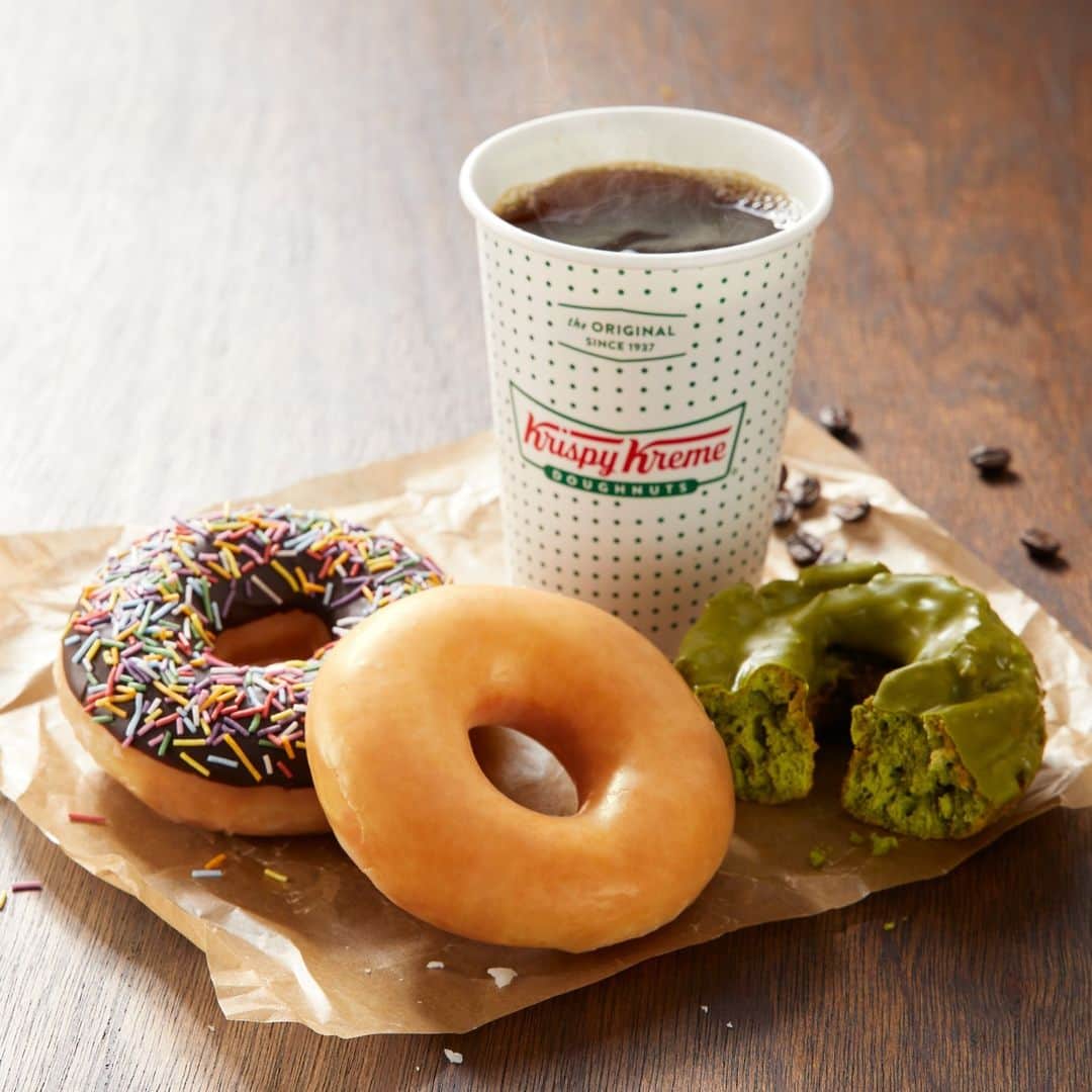 クリスピー・クリーム・ドーナツ ジャパンのインスタグラム：「今日10/1(日)は #コーヒーの日 ☕  ドーナツとの相性にこだわったクリスピー・クリームのハウスブレンドは、チョコのような後味を持つバランスの良い味わいとしっかりしたコク、さわやかな香りが特徴です。 ドーナツと合わせることで、相乗効果をお楽しみいただけます🍩✨  コーヒー1杯からでもご利用いただけるので、ちょっと一息つきたい時などに、ぜひお立ち寄りください😊  ※ドリンクの取り扱いがない店舗がございます。取り扱い商品については公式HPや公式アプリのショップ情報よりご確認いただけます。 ※時期により、ドーナツのラインナップが異なります。  #ドーナツ #クリスピークリームドーナツ #コーヒー #国際コーヒーデー #ドーナツ＆コーヒー」