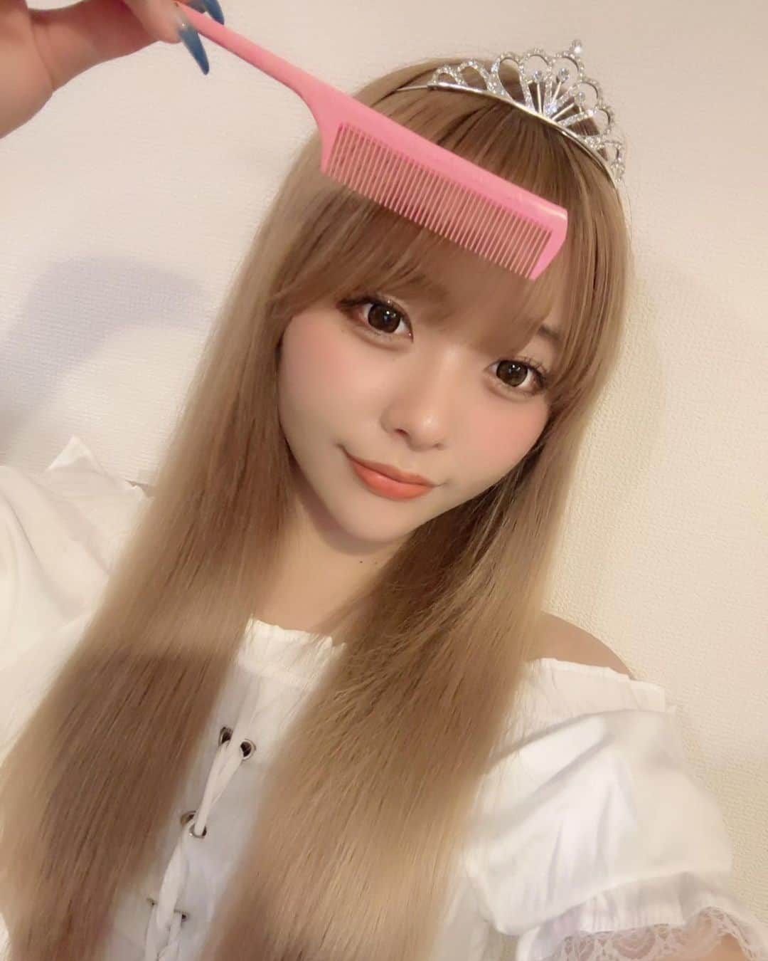 永野好音さんのインスタグラム写真 - (永野好音Instagram)「ロート製薬の新ブランド「カラミー」から テカリに悩んでる人のためのパウダー化粧水が出たから試してみたよ！  天然のピンク色のカラミンパウダーが皮脂を吸着して顔のテカリをケアしてくれるから、 前髪のベタつきも気にならなくなるし、毛穴や肌荒れもケアしてくれるの・・・！  パウダーが入ってるから振って使うよ！ ボトルが映えるから気分も上がる💕  気になった人はピンク色の絵文字で教えてね🩷💖🎀🌸  #pr #ロート製薬 #カラミー #calamee #パウダリースキンケア #化粧水 #前髪お守り化粧水 #テカリ防止 #テカリケア #皮脂ケア」10月1日 19時01分 - n.__.ene0840