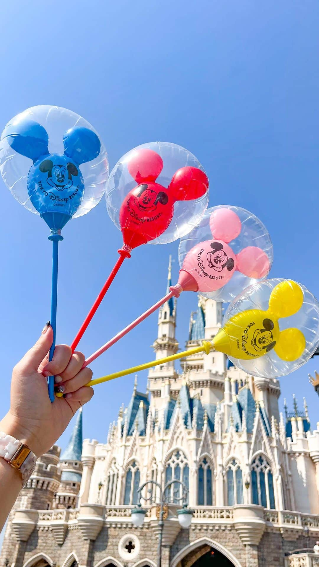 Hatamaのインスタグラム：「＊  ＊  手持ちバルーンにミッキーバルーンが登場🎈🎈🎈🎈  .  レッド、ブルー、ピンク、イエローの4色。  記念撮影にぴったりの一品です📷  束ねるとまるで花束みたい💐  ひとりで4色揃えてもよし！ みんなで色違いでGETしてもよし！  ぜひ、GETしてみてくださいね🎈  .  ☑︎手持ちバルーン 各1000円  販売店舗は、TDL「グランドエンポーリアム」、TDS「エンポーリオ」など。  詳しい在庫や販売店舗は、東京ディズニーリゾート・アプリから検索することができるので参考までに✋  .  #tokyodisneyresort #tokyodisneyland #disneygram #disneylove #disney #disneyreels #東京ディズニーリゾート #ディズニー #ディズニー女子 #ミッキーバルーン #手持ちバルーン #ディズニーグッズ」