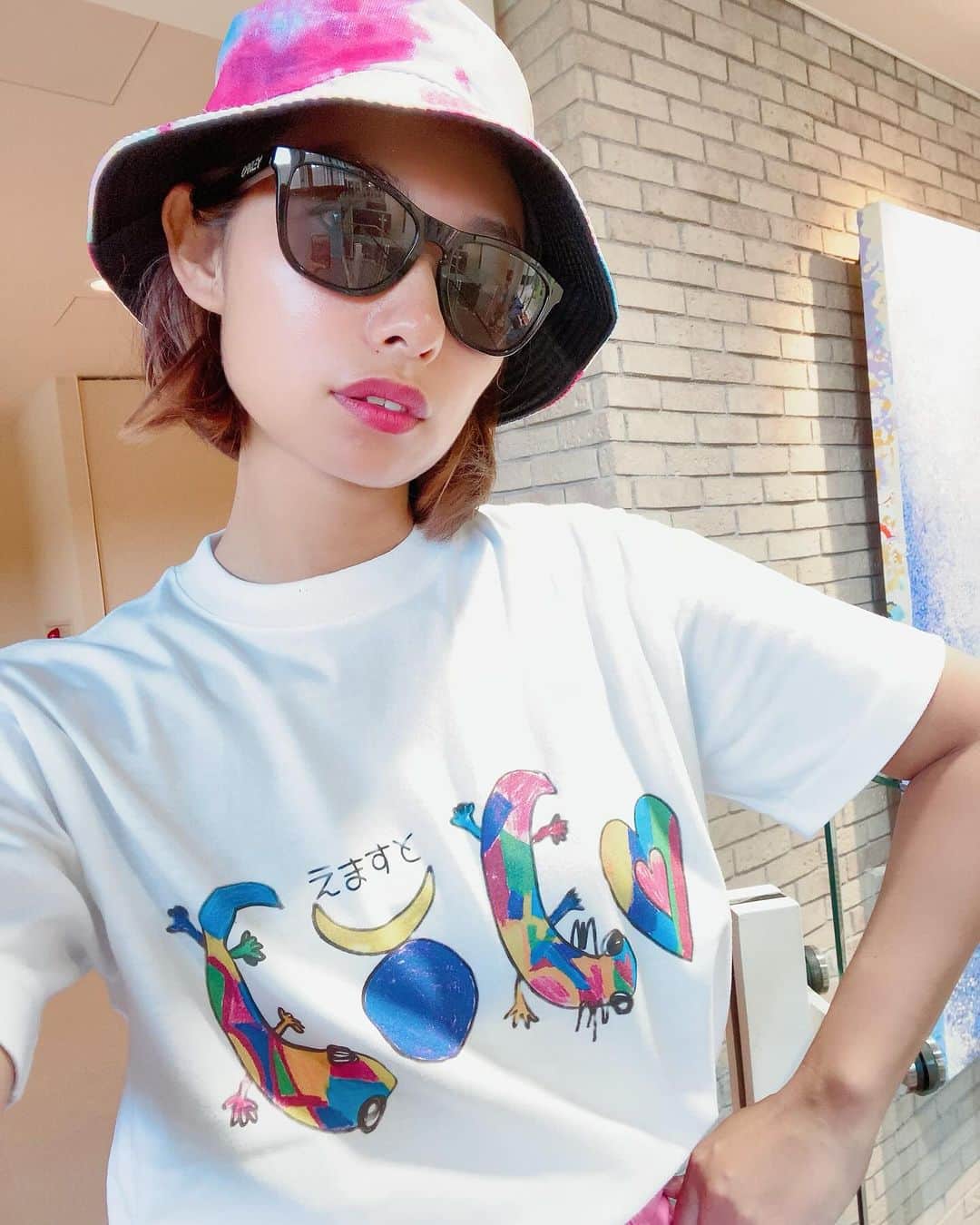 のインスタグラム：「今回のエマT🦎❤️ ただいま700円オフ🤩❣️ ストーリーとプロフィールに リンク貼っときまーす🔗 今回は 広島駅前にある ゲストハウスCOCOさんとのコラボデザイン！ COCOとは可愛いという意味と ここ（Here）という意味です！ エマストらしいニホントカゲとウーパールーパーのデザイン！ あとはエマらしい 意味も込められてます♪ カラフルで可愛いデザインに仕上がりました★ 大好きな人とのペアルック 親子コーデなど いろんな人に着てもらえたら 嬉しいです🥳🥳 #guesthousecoco  #emmust  #えますと #エマスト  #ペアルック  #リンクコーデ  #親子コーデ」