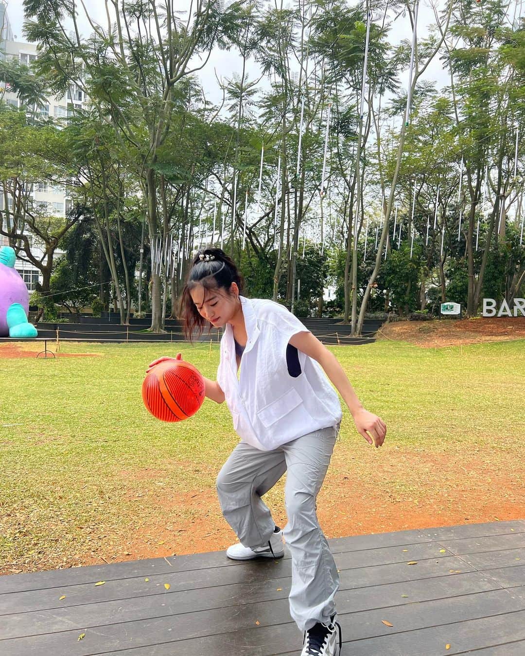 仲川遥香のインスタグラム：「basketball🏀 バスケ女子🤭🏀笑  #indonesia #jakarta #sunday #basketball #バスケ #ジャカルタ生活 #休日」