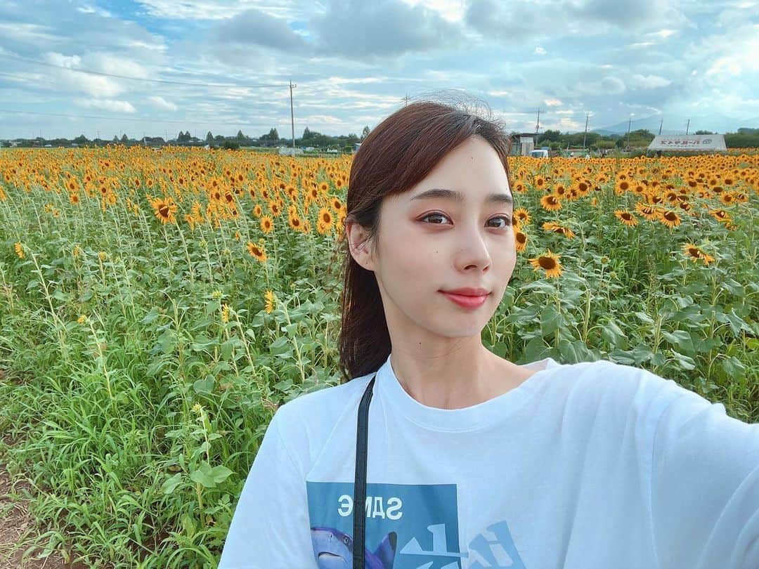 玉井らんさんのインスタグラム写真 - (玉井らんInstagram)「夏終わる前に🌻 . . 25歳過ぎてからかな？ お花好きになった〜！ 季節ごとに見に行ってる💐 . . #花畑 #ひまわり #向日葵 #ひまわり畑 #休日 #ドライブ #関東旅行 #写真スポット #🌻」10月1日 19時05分 - ran_tamai