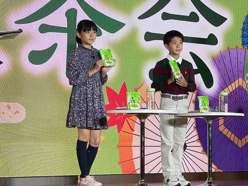 市川海老蔵 （11代目）のインスタグラム：「* Today they appeared at an event held by ITO EN, the tea company💚  But hmmm? ITO EN-san, what about me? ….. HAHAHA🤣💚  本日は伊藤園さん💚  あれ？  伊藤園さん、  私は？  。。。  爆笑🤣💚  #市川團十郎白猿 #市川海老蔵 #海老蔵  #市川新之助 #成田屋 #歌舞伎 #成長記録 #子育てぐらむ #子供のいる暮らし #子どものいる暮らし #子育て日記 #三千世界 #children #childphotography #daughter #son #ABKAI #ABMORI #ebizoichikawa #ebizo #kabuki #thunderparty #theater #theaterarts #actor #japan #classic」