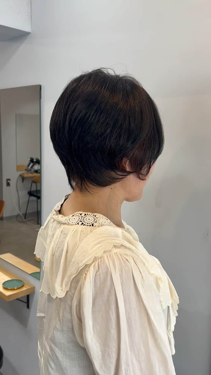 阿藤俊也のインスタグラム：「ばっさりの大人ショート✂︎  ※好きな雰囲気のスタイルのお写真あれば ぜひ持参ください！！ 好みが伝わりやすいので、ありがたいです☺️  ◆イメージ変えたいけど、似合うか心配😥 ◆いつもどこか似合ってない気がする😥 ◆自分に似合う髪型がわからない😥 ◆自分でうまくセット出来ない😥 ◆とにかく良い感じになりたい😥  どんなお悩みでもご相談ください☺️ どんな状態からでも、素敵にします✨✨ 年齢も問わず、どなたでも  【⚠️ご予約について⚠️】 ↓↓↓↓↓↓↓↓↓↓↓↓↓ ホーム画面URLからへ 簡単にご予約可能です😊 予約がよくわからない場合は、 お電話にて確認お願い致します🤲🤲  #ショート#ショートボブ#ショートへア#ヘアスタイル#ハンサムショート#2ブロック#大人へア#クセ毛#ショートカット#くびれヘア #レイヤーカット#前下がりボブ#刈り上げ #前下がりショート#クセ毛ショート #レイヤーボブ#清澄白河#清澄白河美容室#阿藤俊也」