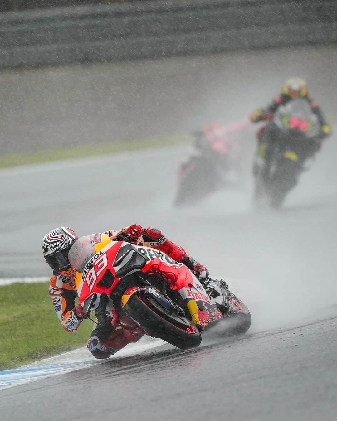 マルク・マルケスさんのインスタグラム写真 - (マルク・マルケスInstagram)「PODIO!!! P.3 🏁Carrera difícil por la lluvia, ¡pero primer podio del año! 💪🏼  PODIUM!!! P.3 ✌🏻🇯🇵Difficult race due to the rain but… first podium of the year!!!  #MM93 #MotoGP #JapaneseGP」10月1日 19時16分 - marcmarquez93