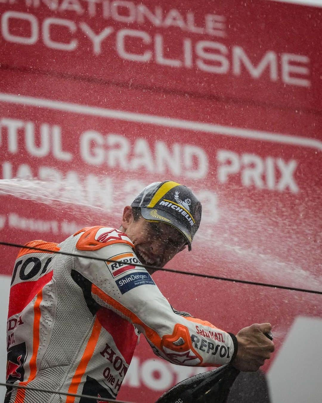 マルク・マルケスさんのインスタグラム写真 - (マルク・マルケスInstagram)「PODIO!!! P.3 🏁Carrera difícil por la lluvia, ¡pero primer podio del año! 💪🏼  PODIUM!!! P.3 ✌🏻🇯🇵Difficult race due to the rain but… first podium of the year!!!  #MM93 #MotoGP #JapaneseGP」10月1日 19時16分 - marcmarquez93