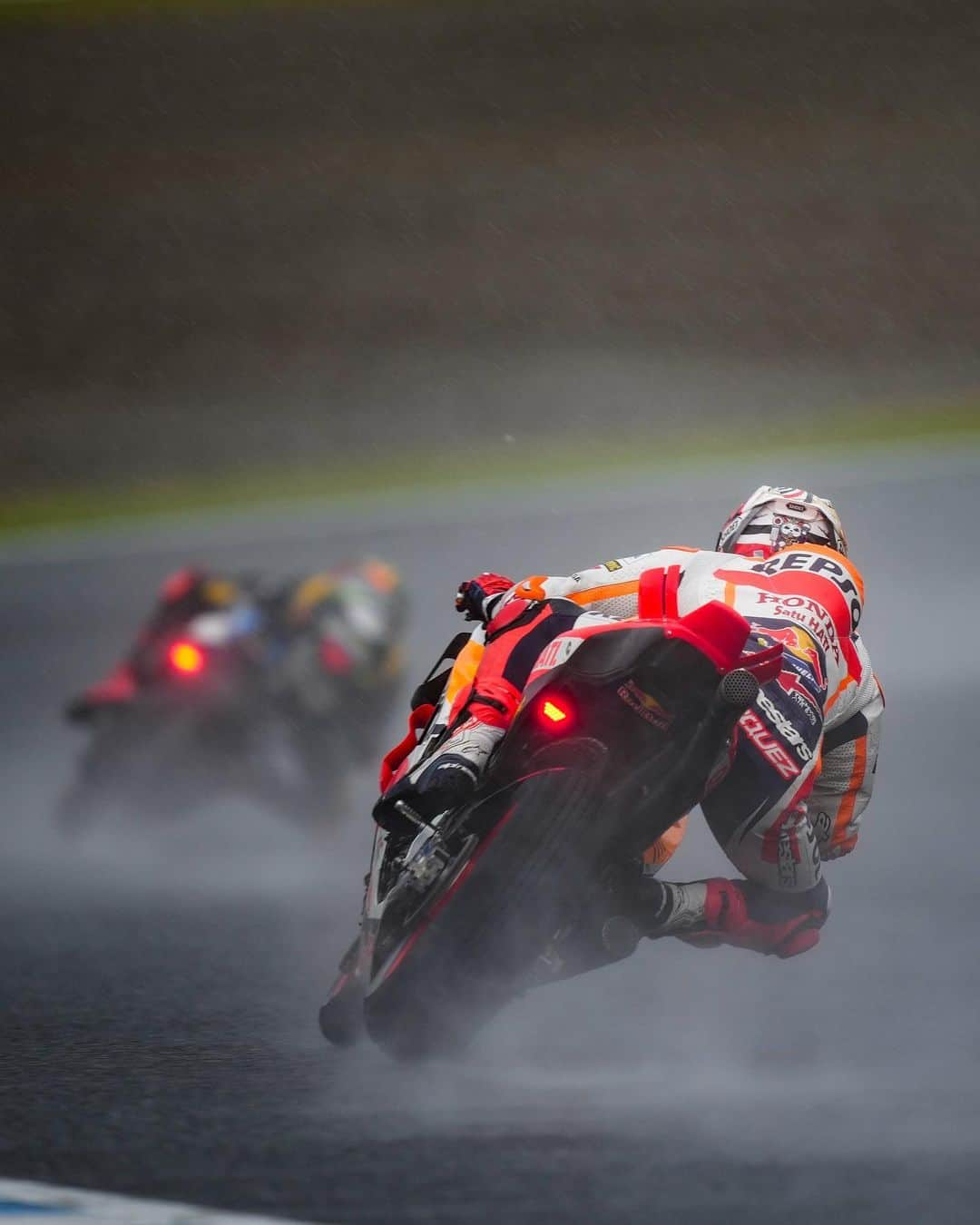 マルク・マルケスさんのインスタグラム写真 - (マルク・マルケスInstagram)「PODIO!!! P.3 🏁Carrera difícil por la lluvia, ¡pero primer podio del año! 💪🏼  PODIUM!!! P.3 ✌🏻🇯🇵Difficult race due to the rain but… first podium of the year!!!  #MM93 #MotoGP #JapaneseGP」10月1日 19時16分 - marcmarquez93