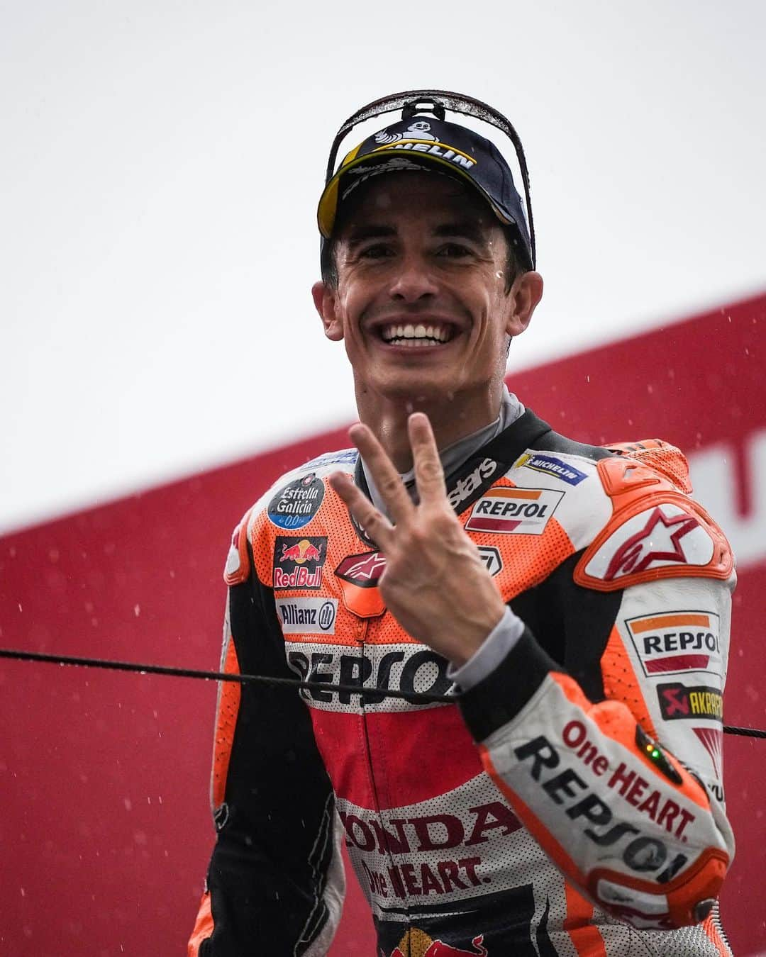 マルク・マルケスのインスタグラム：「PODIO!!! P.3 🏁Carrera difícil por la lluvia, ¡pero primer podio del año! 💪🏼  PODIUM!!! P.3 ✌🏻🇯🇵Difficult race due to the rain but… first podium of the year!!!  #MM93 #MotoGP #JapaneseGP」