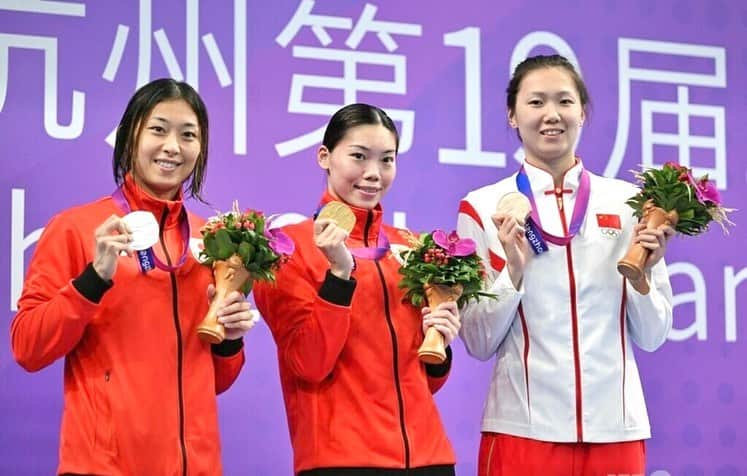 青木玲緒樹さんのインスタグラム写真 - (青木玲緒樹Instagram)「_  Asian Games Hangzhou 2022🇨🇳  100m平泳ぎ、400mメドレーリレーで 金メダルを獲得することができました🥇🥇  国際大会で初めての金メダル…すごく嬉しいです😭  記録と泳ぎはまだまだなので 来年に向けてさらに頑張っていきます💪🏻🔥  応援ありがとうございました🙂✨🙌🏻  #asiangames2022#asiangameshangzhou2022  #mizuno#mizunoswim#mizunoswimteam」10月1日 19時11分 - reonaoki