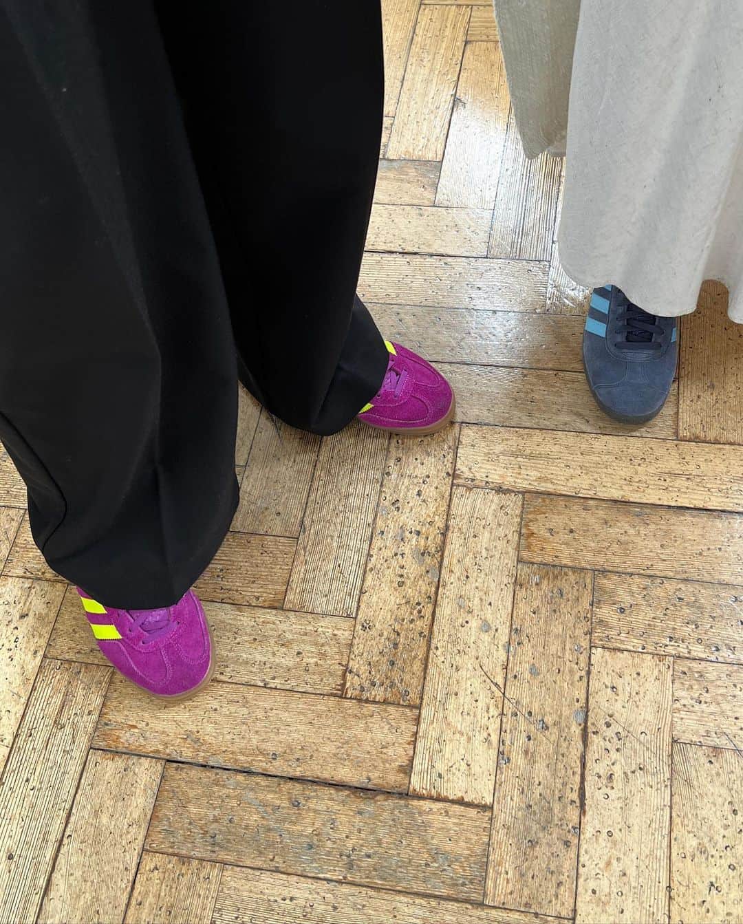 静華ジャズミンさんのインスタグラム写真 - (静華ジャズミンInstagram)「ロンドンでよく見る小物達⭐︎✳︎  ①赤のワンポイント モノクロのコーデに赤をポツンとバッグや靴に ファッションウィークでもところどころ見かけたらトレンド。 この靴はチャリティーショップで買ったもの  ②Chanel 22  特にファッションを勉強している学生が持っているトートバッグ。なんのコーデでもこれあればワンランク上がる  ③定番だよね Telfar Bag 2021年に黒人ブランドとして流行った鞄。形しっかりしているし、色も選択肢いっぱい。私はホットピンク可愛いと思ってる〜〜  ④Adidasサンバ マジで可愛い子みんな持ってる靴」10月1日 19時11分 - shizukajasmin