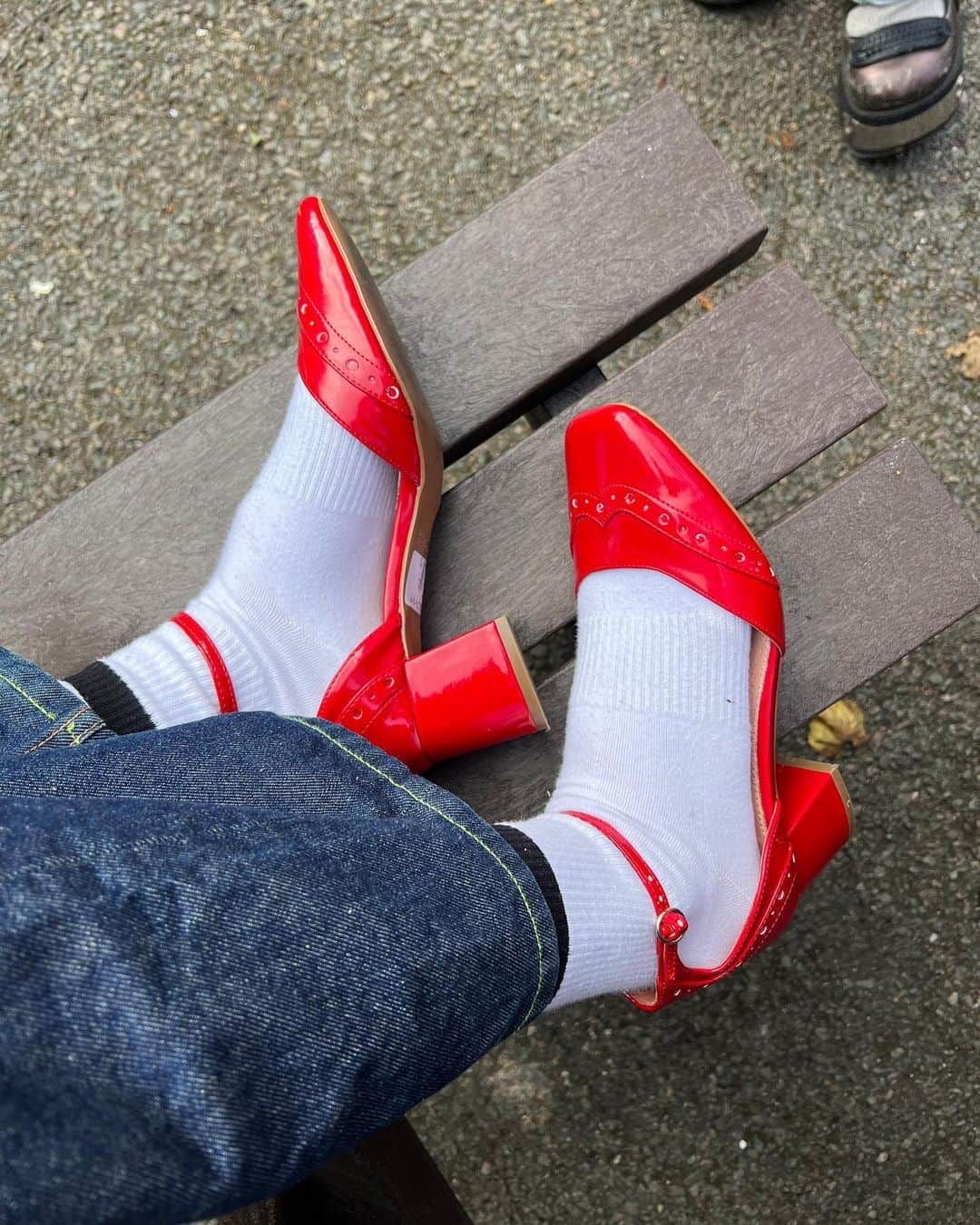 静華ジャズミンのインスタグラム：「ロンドンでよく見る小物達⭐︎✳︎  ①赤のワンポイント モノクロのコーデに赤をポツンとバッグや靴に ファッションウィークでもところどころ見かけたらトレンド。 この靴はチャリティーショップで買ったもの  ②Chanel 22  特にファッションを勉強している学生が持っているトートバッグ。なんのコーデでもこれあればワンランク上がる  ③定番だよね Telfar Bag 2021年に黒人ブランドとして流行った鞄。形しっかりしているし、色も選択肢いっぱい。私はホットピンク可愛いと思ってる〜〜  ④Adidasサンバ マジで可愛い子みんな持ってる靴」