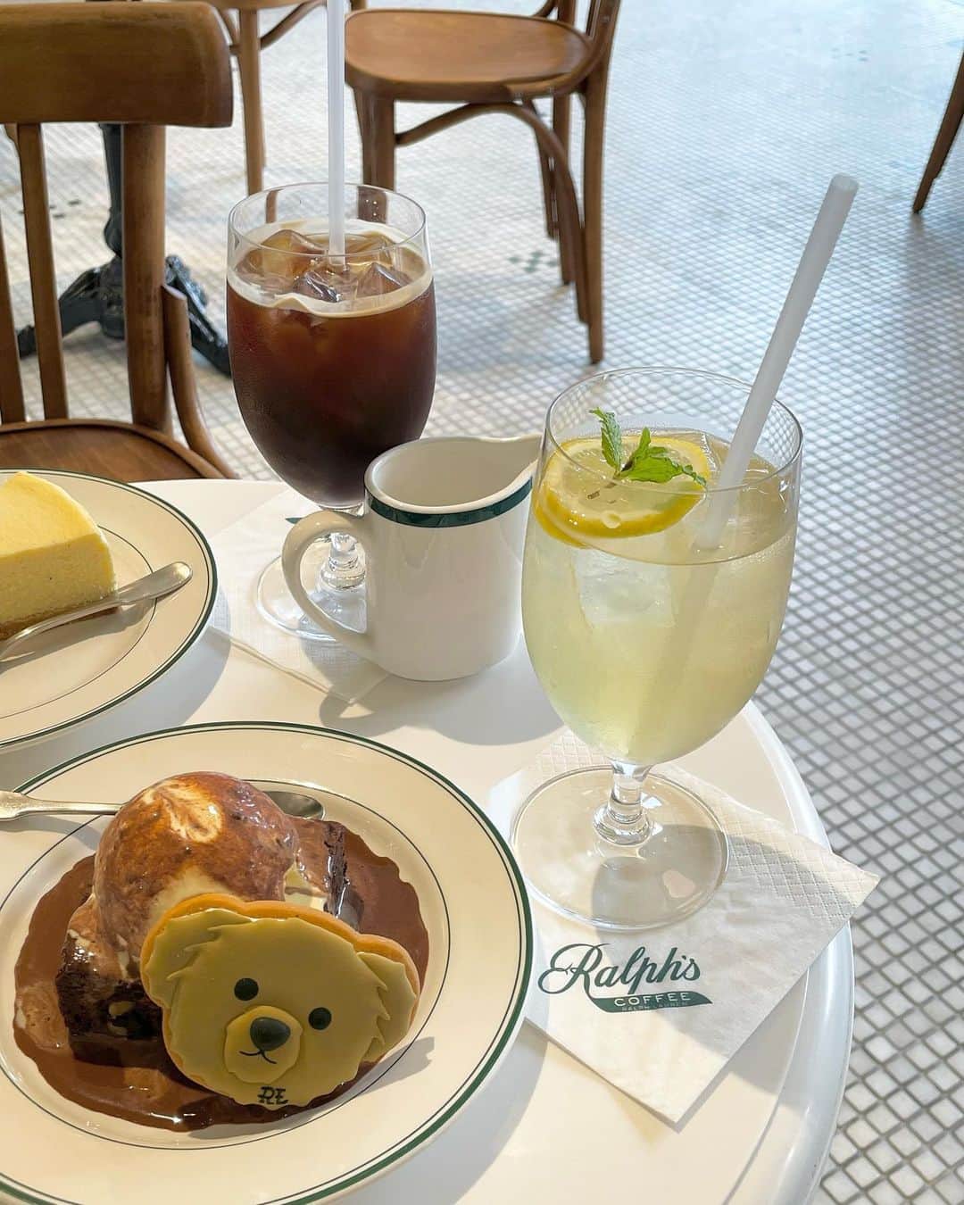 太田雫さんのインスタグラム写真 - (太田雫Instagram)「・ Ralph's COFFEE 🏇 ・ ・ 店内の雰囲気がおしゃれでケーキもドリンクもおいしくて最高だった✨ ・ ・ ・ #06#太田雫#ralphscoffee#カフェ」10月1日 19時12分 - _shizukuota