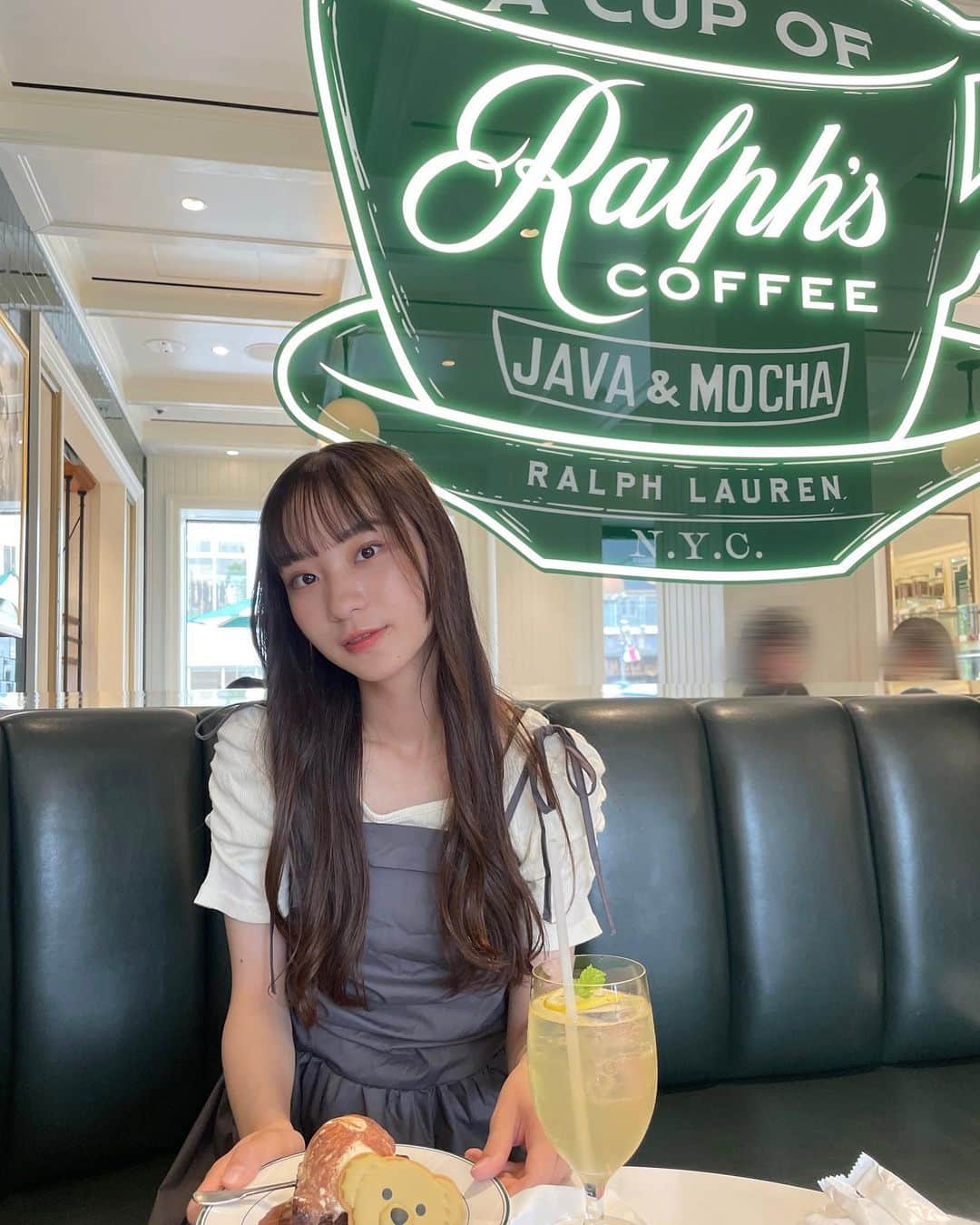 太田雫のインスタグラム：「・ Ralph's COFFEE 🏇 ・ ・ 店内の雰囲気がおしゃれでケーキもドリンクもおいしくて最高だった✨ ・ ・ ・ #06#太田雫#ralphscoffee#カフェ」