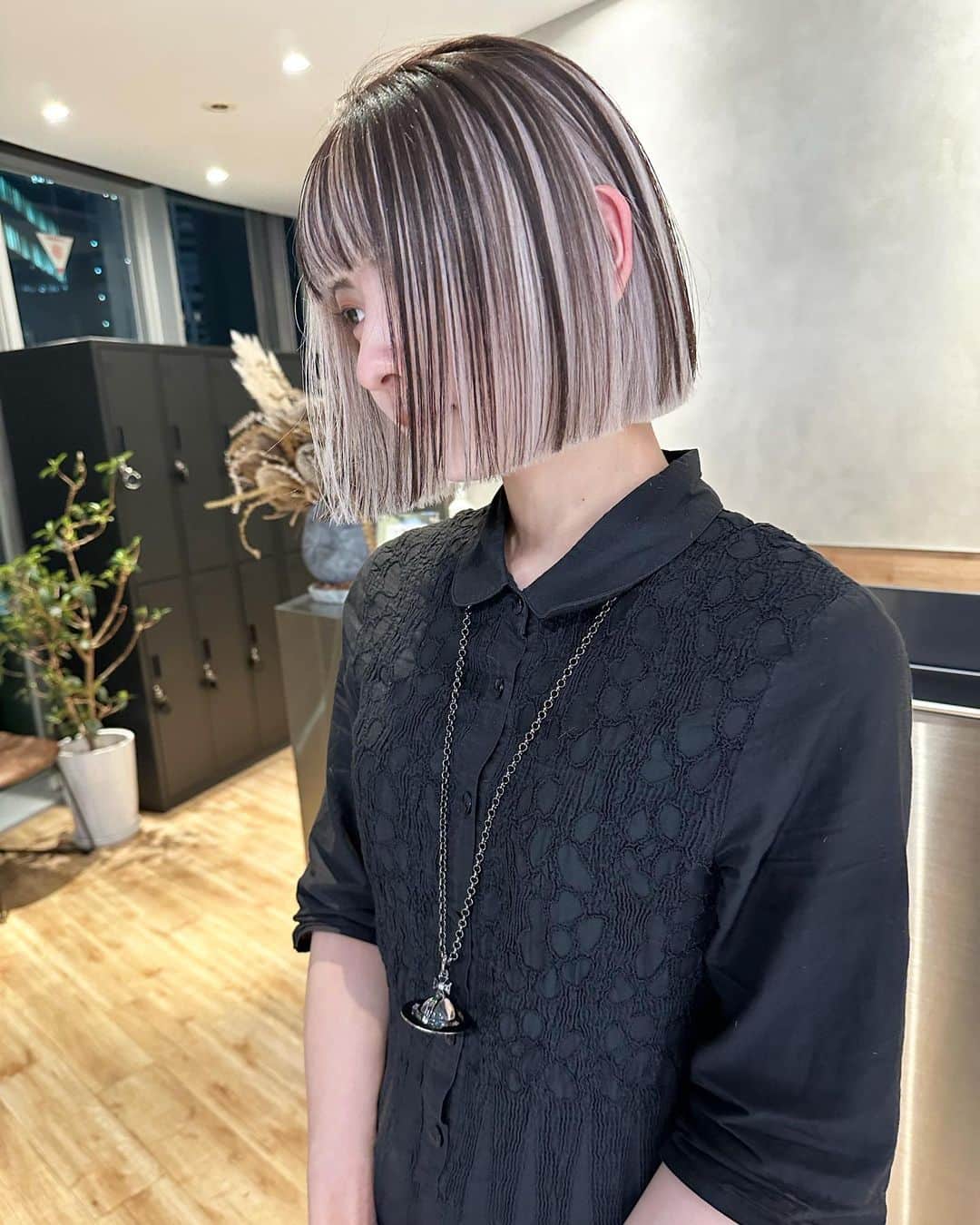 MORIZO カラースペシャリストのインスタグラム：「contrast design.. 表面の髪の毛に隙間を作ってよりインナーを強調」