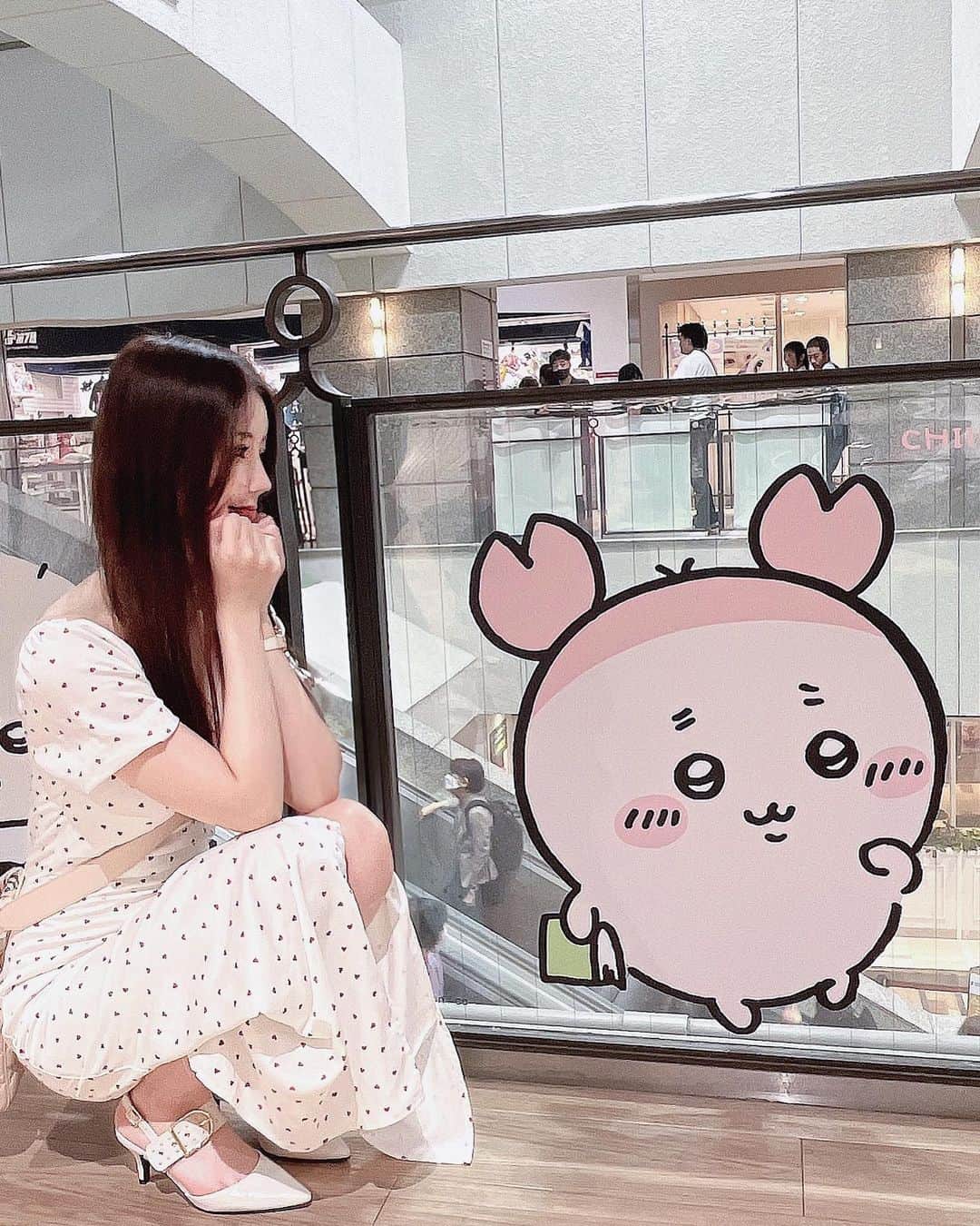 愛沢わかなのインスタグラム：「カニちゃんけなげで大好き💗 困り眉かわいいねぇ( ◜ᴗ◝)💗 . ちいかわの阪急三番街のなつやすみ、 めっちゃ楽しかった👼🏻✨思い出🤍」